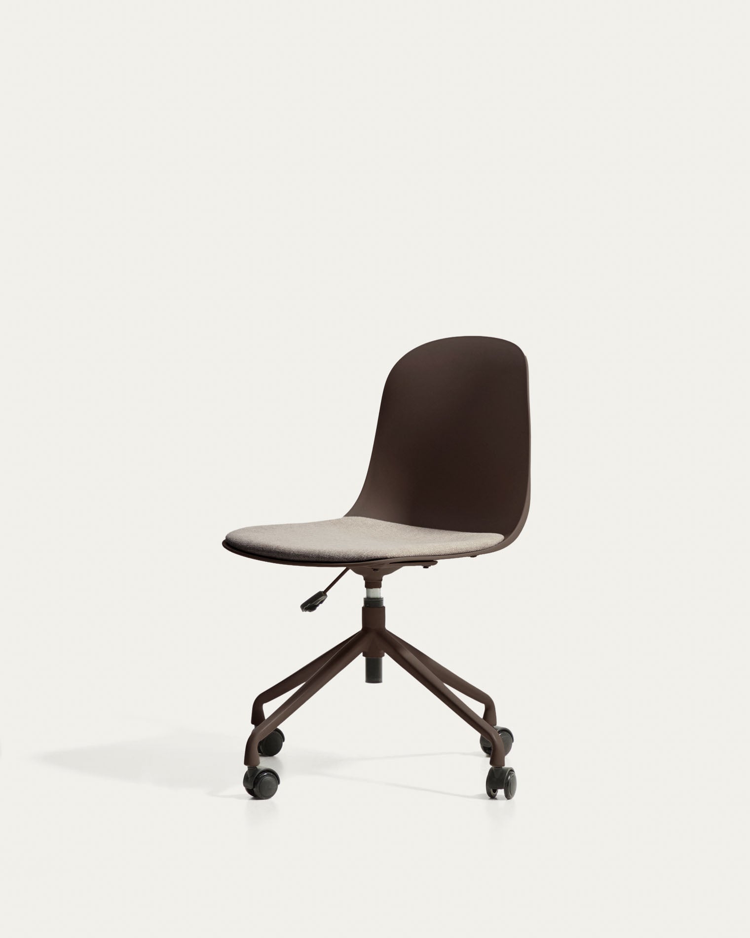 Schreibtischstuhl Debari mit Chenille-Kissen und Stahlbeinen mit braunem Finish in Braun präsentiert im Onlineshop von KAQTU Design AG. Bürostuhl ist von Kave Home