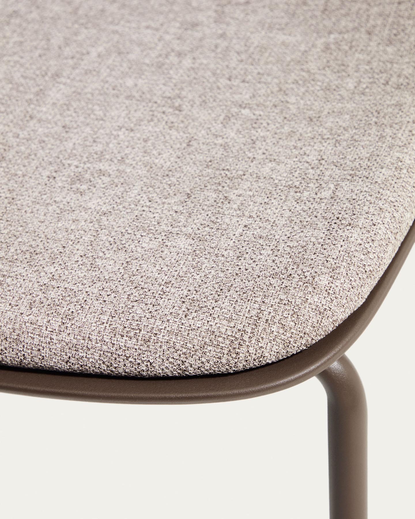 Stuhl Debari mit Chenille-Kissen und Stahlbeinen mit braunem Finish in Braun präsentiert im Onlineshop von KAQTU Design AG. Stuhl ist von Kave Home