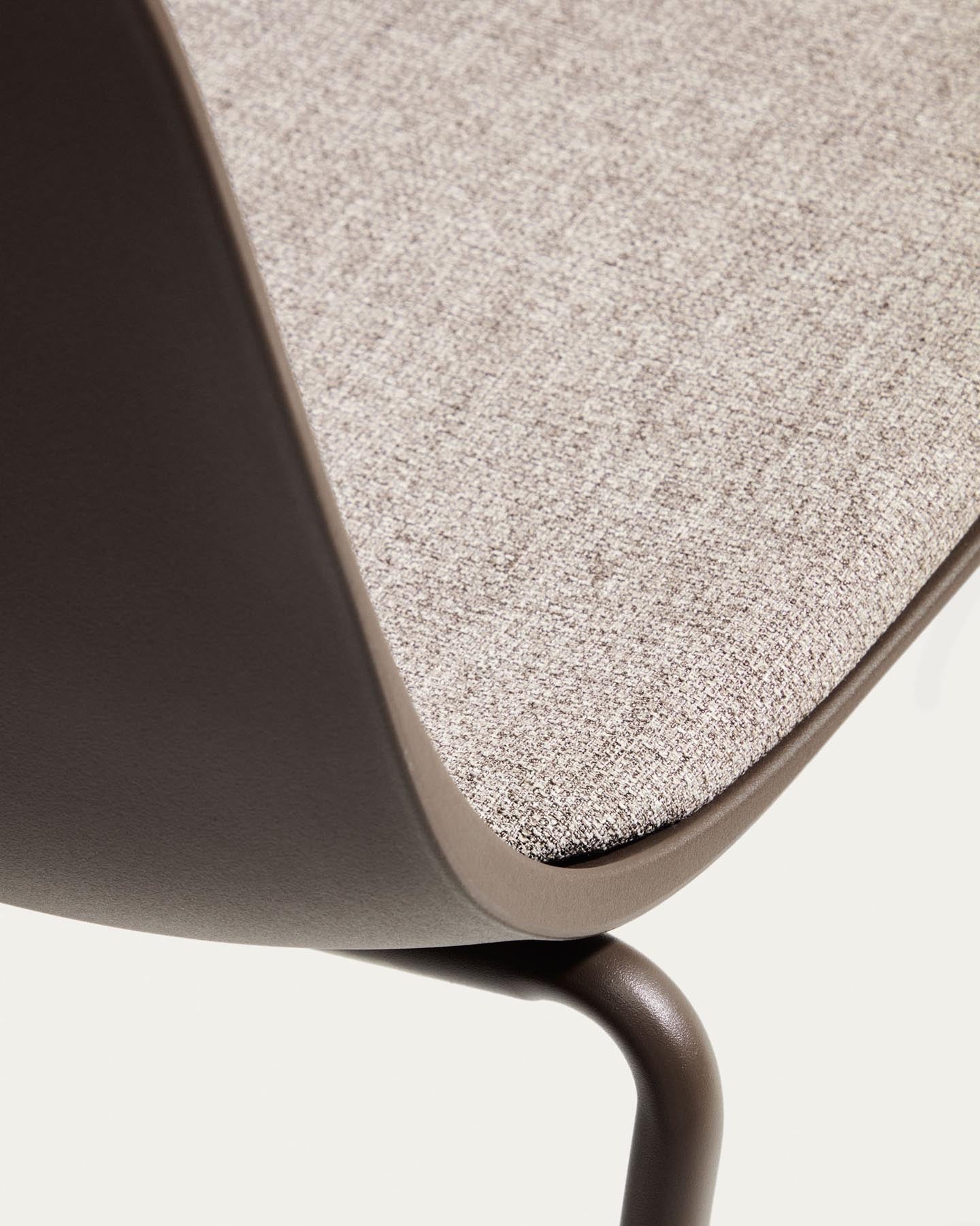 Stuhl Debari mit Chenille-Kissen und Stahlbeinen mit braunem Finish in Braun präsentiert im Onlineshop von KAQTU Design AG. Stuhl ist von Kave Home