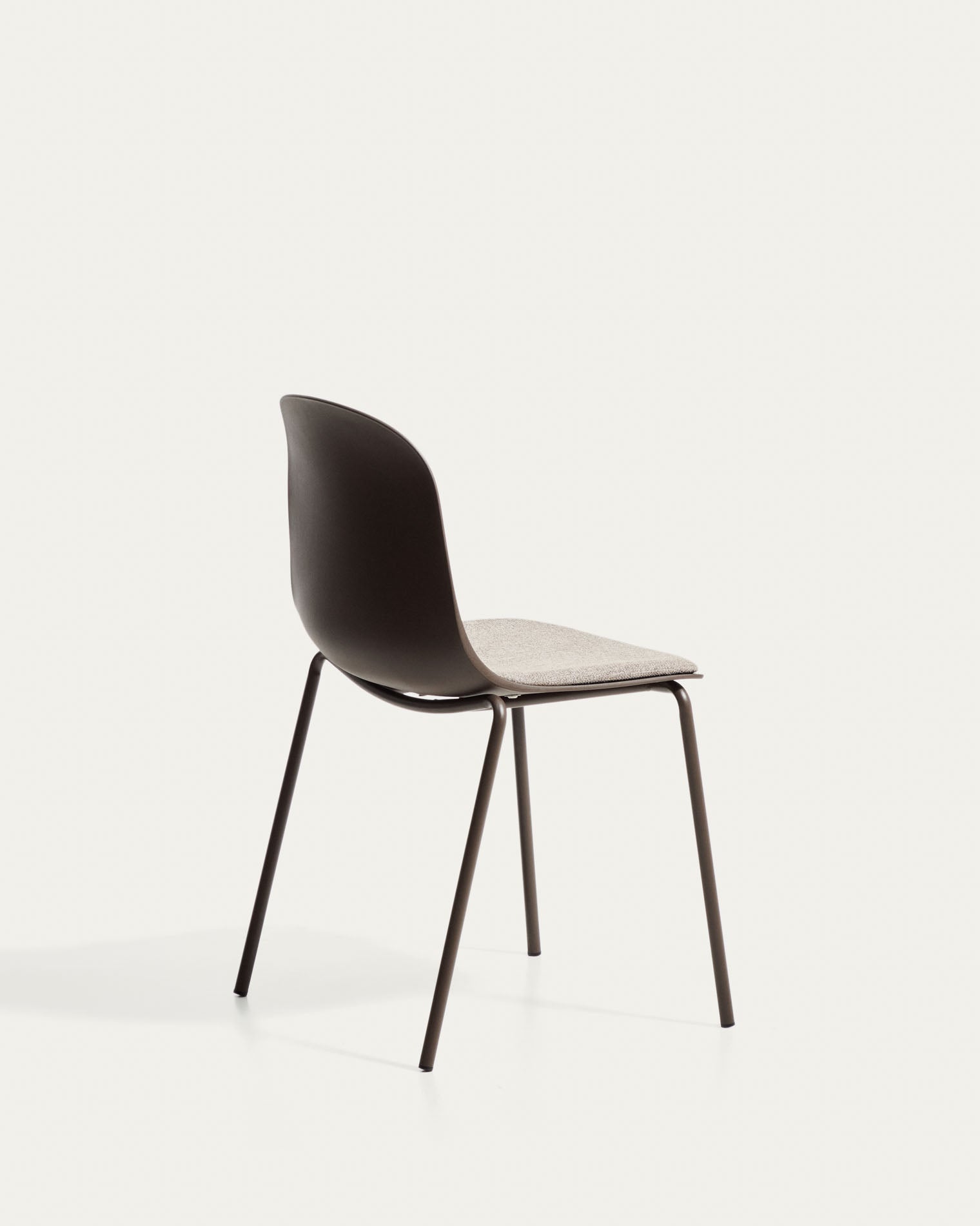 Stuhl Debari mit Chenille-Kissen und Stahlbeinen mit braunem Finish in Braun präsentiert im Onlineshop von KAQTU Design AG. Stuhl ist von Kave Home