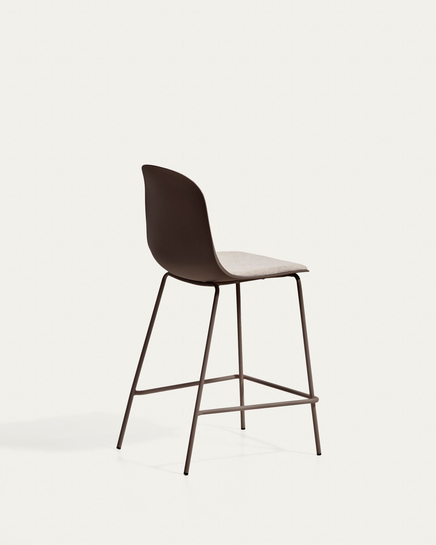 Hocker Debari mit Chenille-Kissen und Stahlbeinen mit braunem Finish, 65 cm in Braun präsentiert im Onlineshop von KAQTU Design AG. Barhocker ist von Kave Home