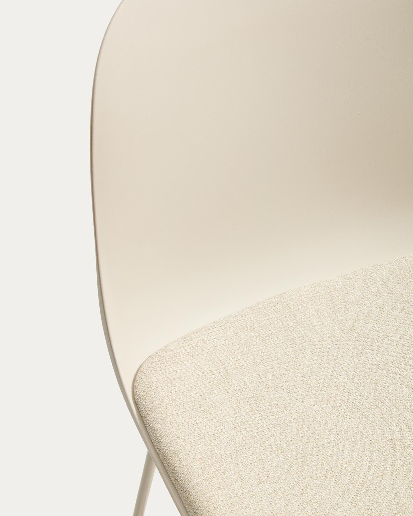 Hocker Debari mit Chenille-Kissen und Stahlbeinen mit beigem Finish, 65 cm in Beige präsentiert im Onlineshop von KAQTU Design AG. Barhocker ist von Kave Home