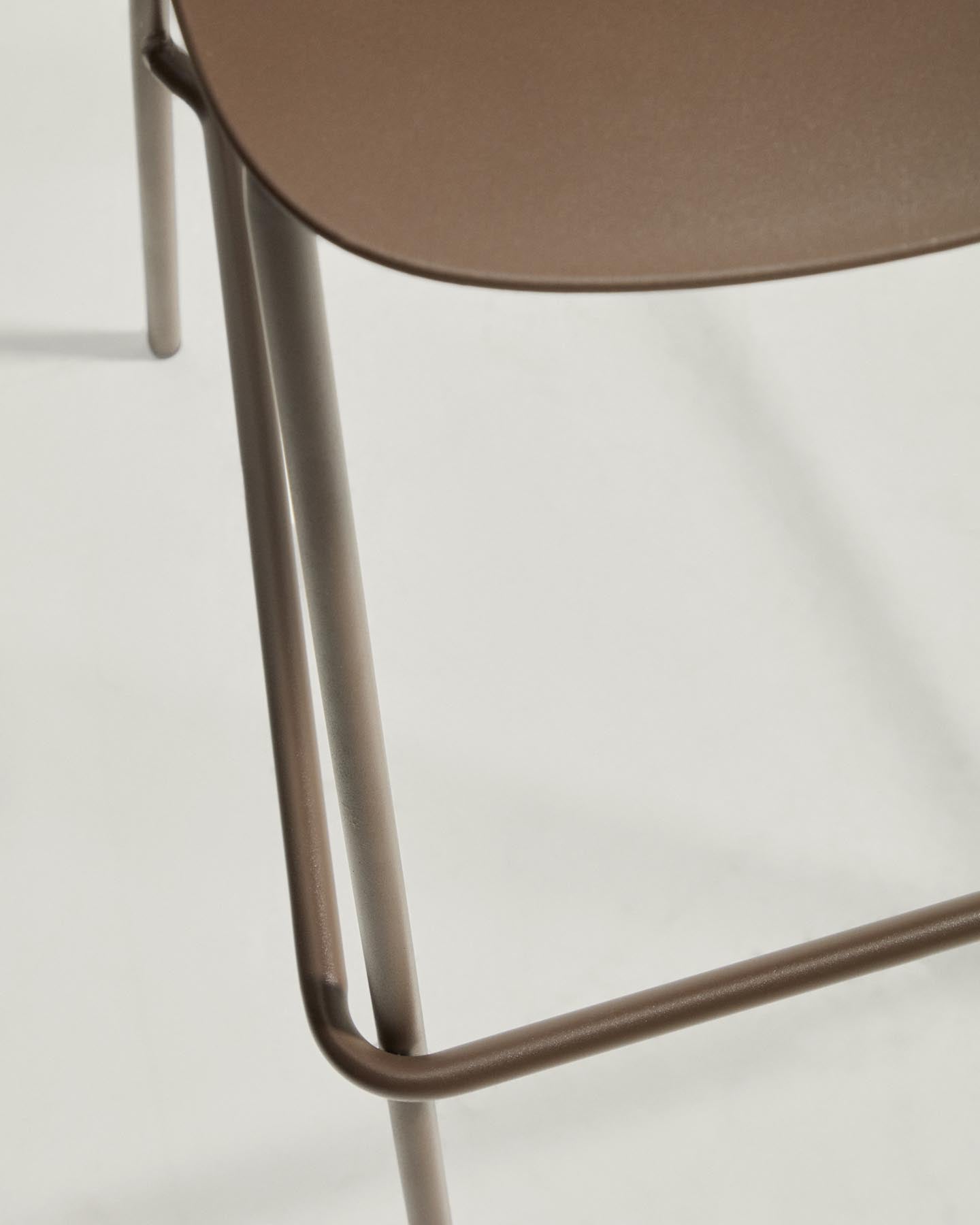 Hocker Sanile mit Stahlbeinen mit braunem Finish, 74 cm in Braun präsentiert im Onlineshop von KAQTU Design AG. Barhocker ist von Kave Home
