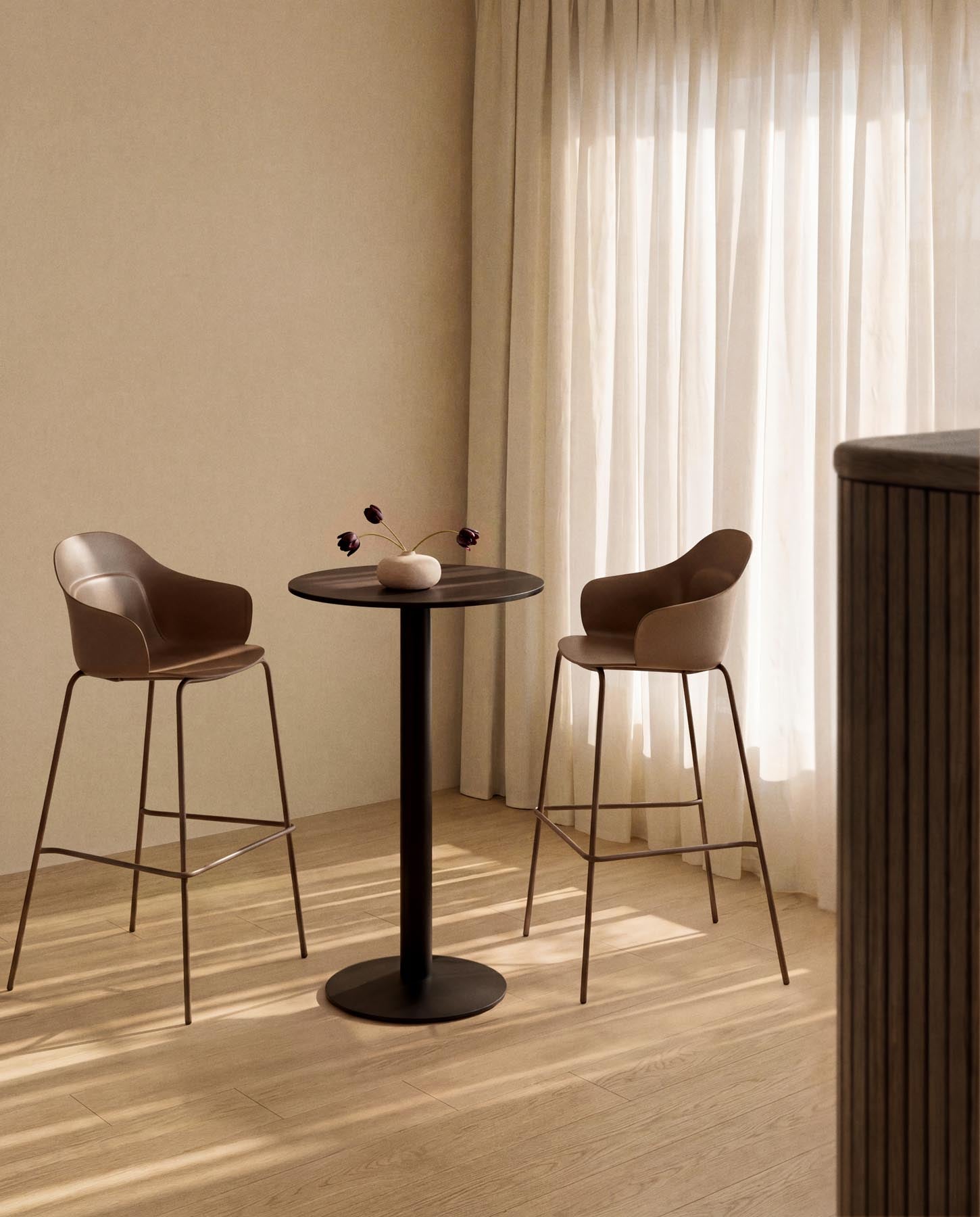 Hocker Sanile mit Stahlbeinen mit braunem Finish, 74 cm in Braun präsentiert im Onlineshop von KAQTU Design AG. Barhocker ist von Kave Home