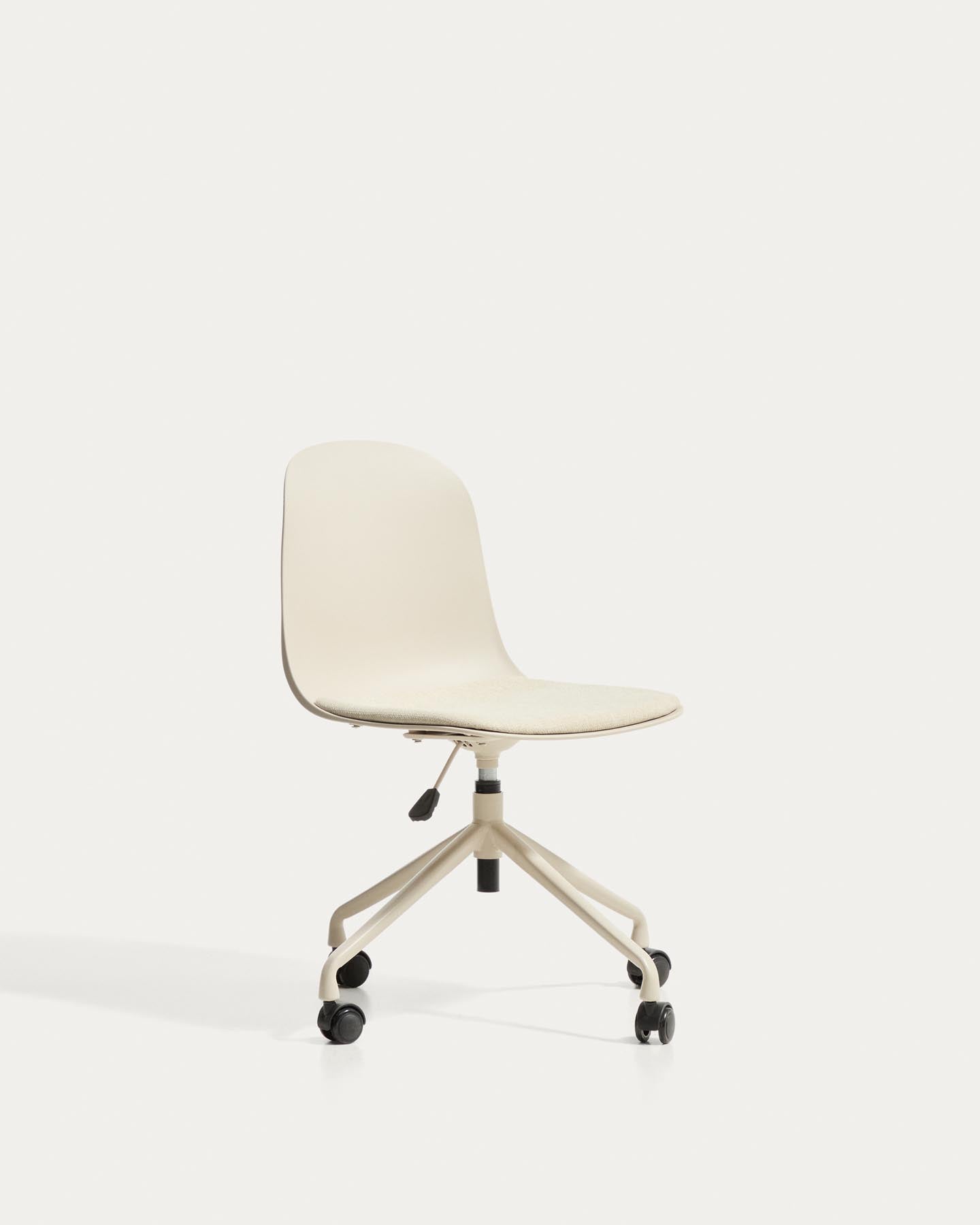Schreibtischstuhl Debari mit Chenille-Kissen und Stahlbeinen mit beigem Finish in Beige präsentiert im Onlineshop von KAQTU Design AG. Bürostuhl ist von Kave Home