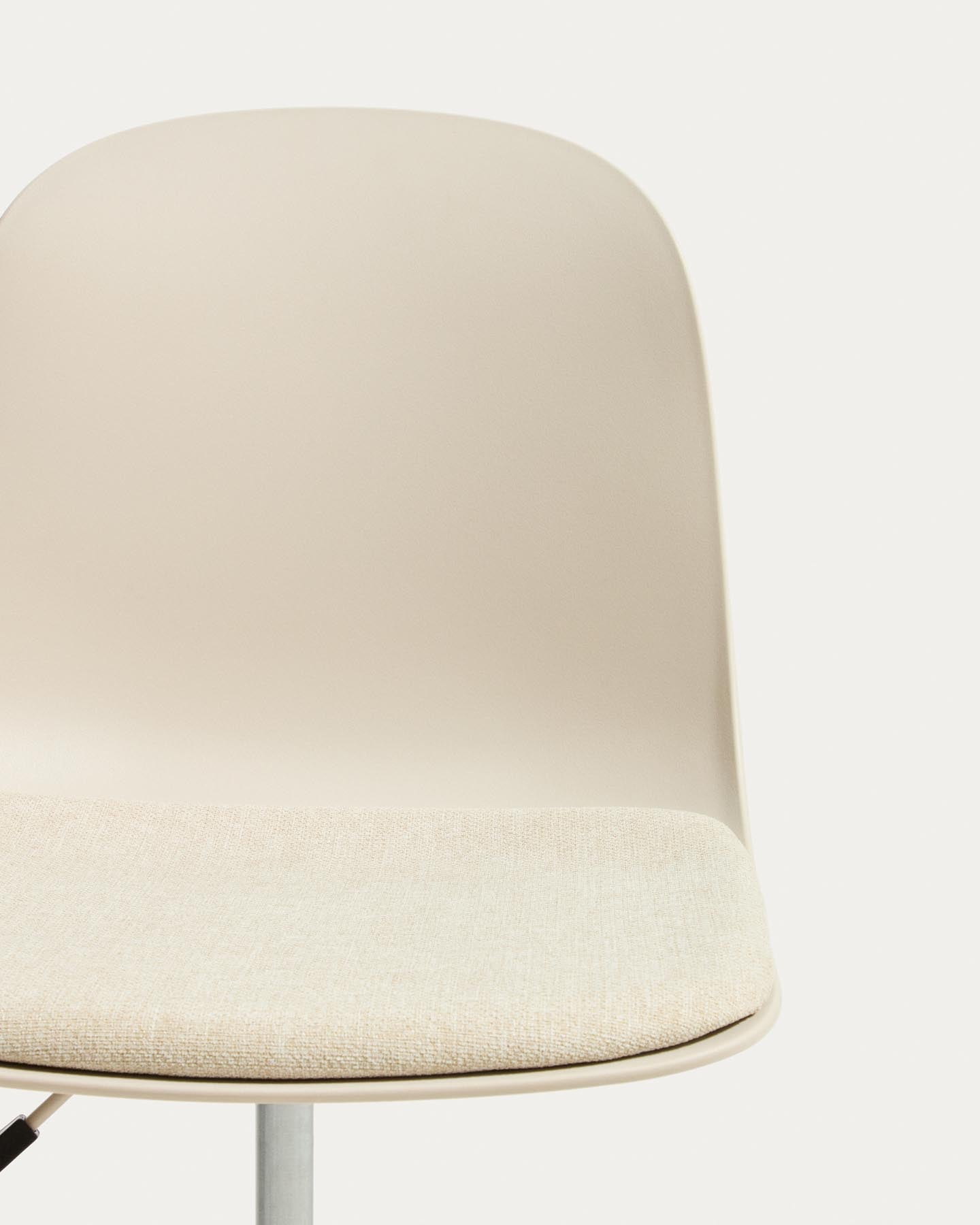 Schreibtischstuhl Debari mit Chenille-Kissen und Stahlbeinen mit beigem Finish in Beige präsentiert im Onlineshop von KAQTU Design AG. Bürostuhl ist von Kave Home