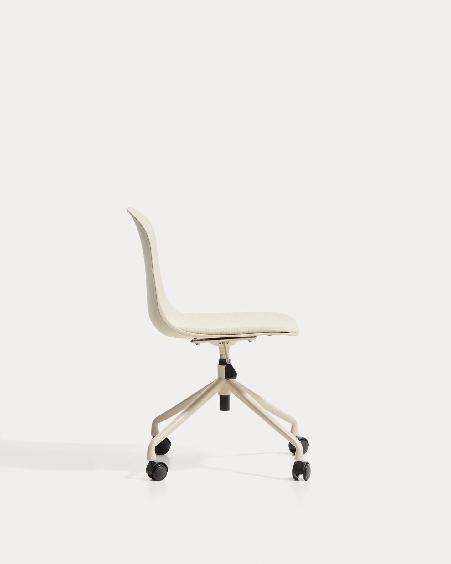 Schreibtischstuhl Debari mit Chenille-Kissen und Stahlbeinen mit beigem Finish in Beige präsentiert im Onlineshop von KAQTU Design AG. Bürostuhl ist von Kave Home