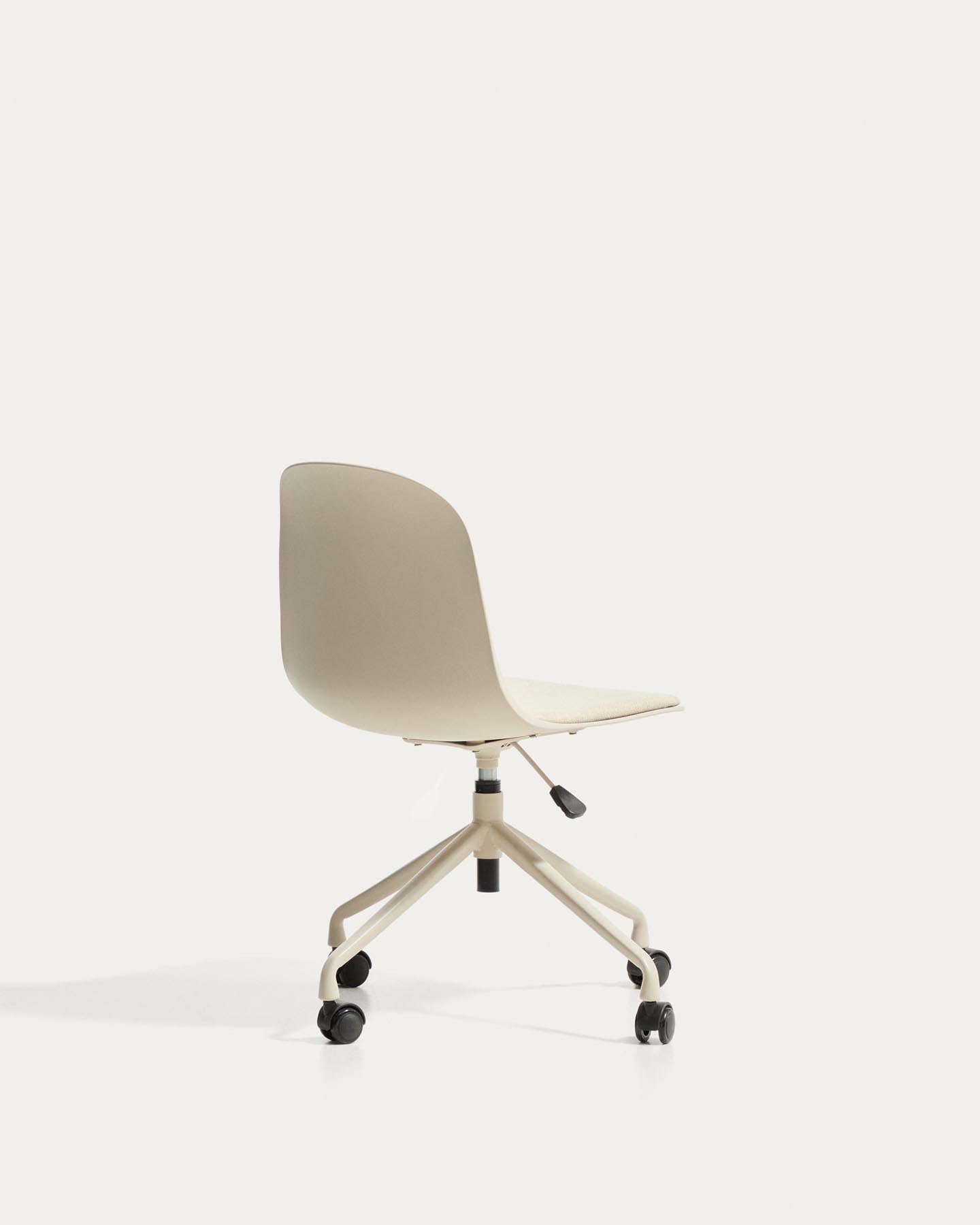Schreibtischstuhl Debari mit Chenille-Kissen und Stahlbeinen mit beigem Finish in Beige präsentiert im Onlineshop von KAQTU Design AG. Bürostuhl ist von Kave Home