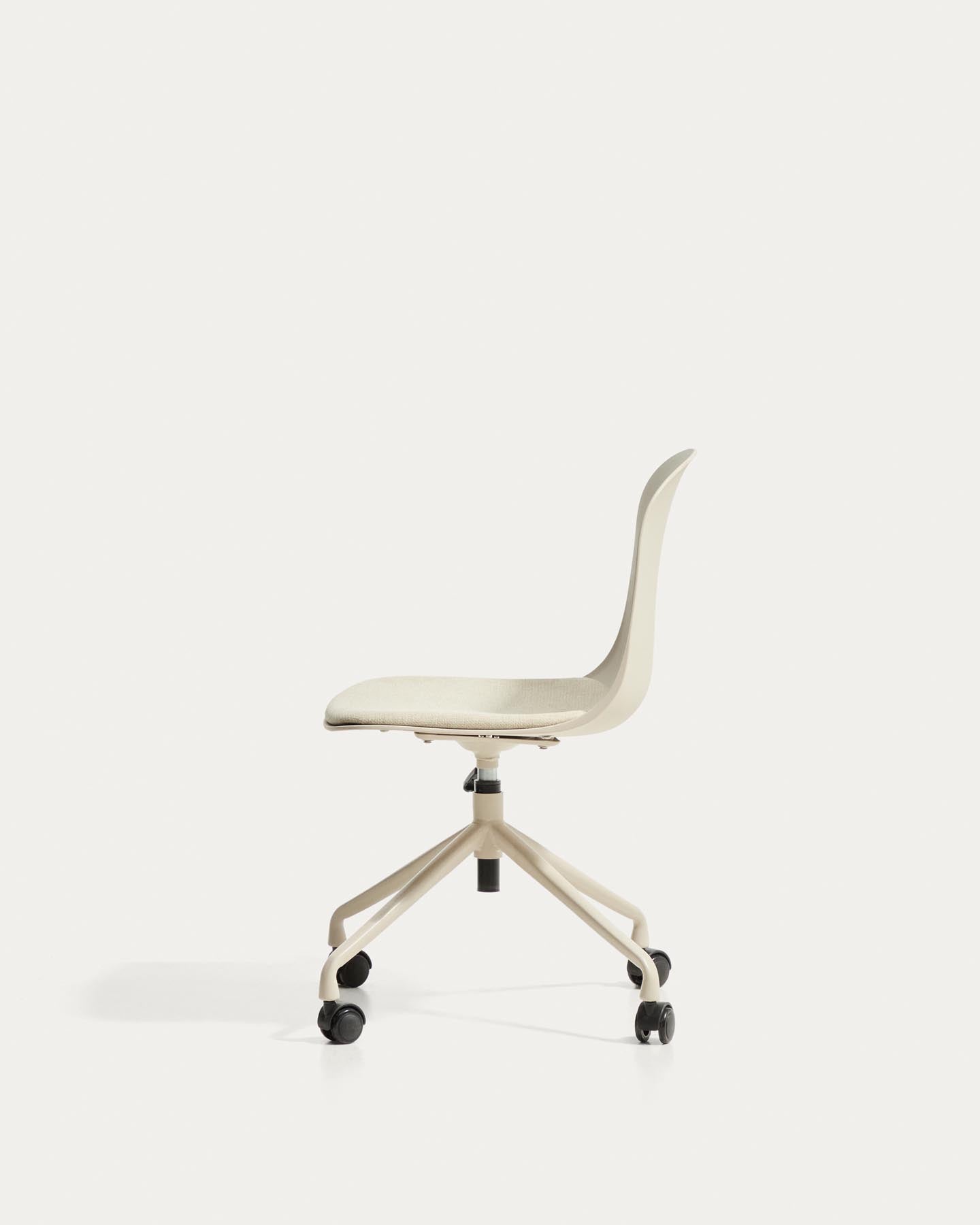 Schreibtischstuhl Debari mit Chenille-Kissen und Stahlbeinen mit beigem Finish in Beige präsentiert im Onlineshop von KAQTU Design AG. Bürostuhl ist von Kave Home