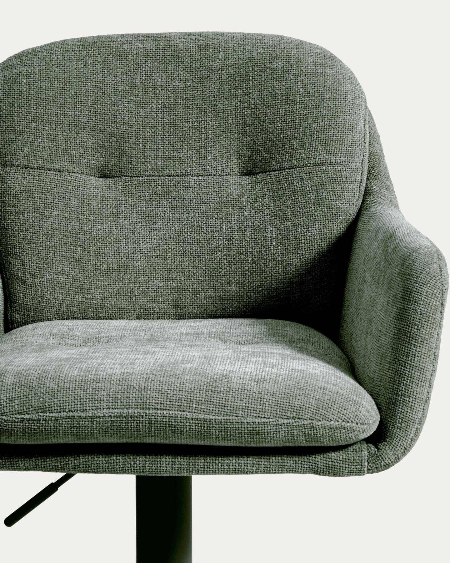 Drehhocker Lexa mit grüner Chenille und Stahlbeinen mit grünem Finish in Grün präsentiert im Onlineshop von KAQTU Design AG. Barhocker ist von Kave Home