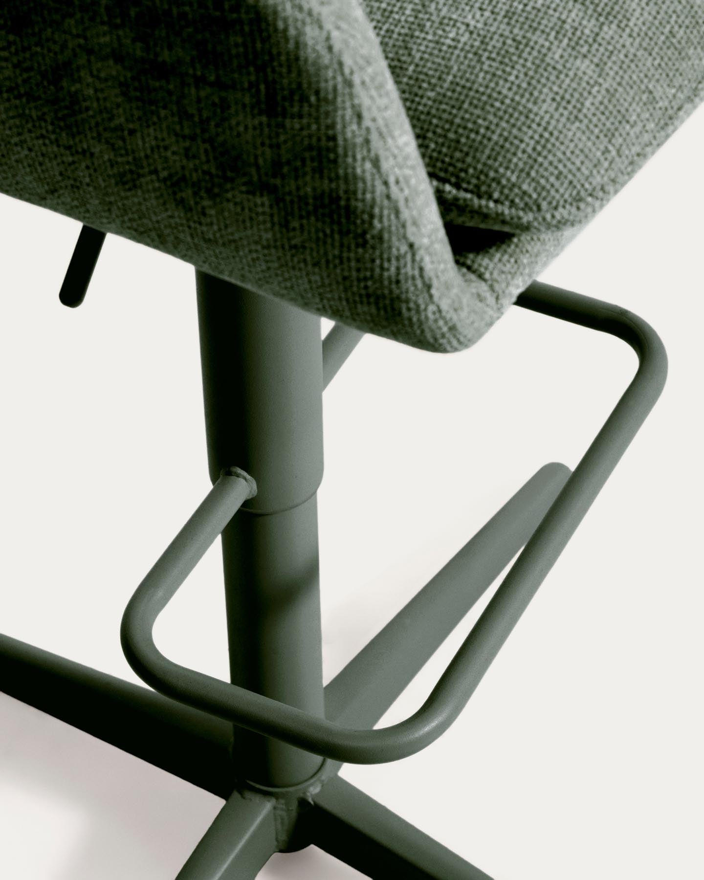 Drehhocker Lexa mit grüner Chenille und Stahlbeinen mit grünem Finish in Grün präsentiert im Onlineshop von KAQTU Design AG. Barhocker ist von Kave Home