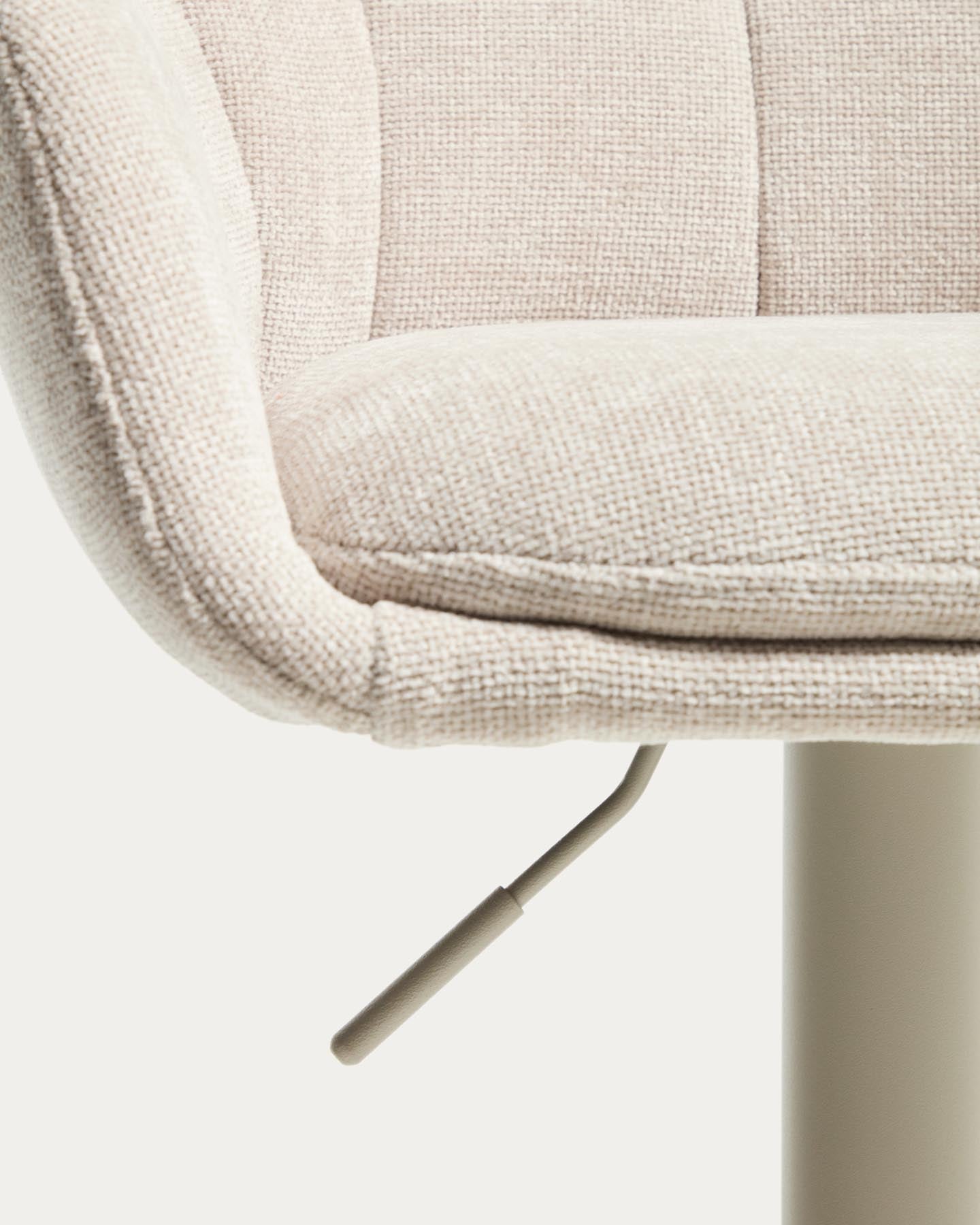 Drehhocker Dorina mit beiger Chenille und Stahlbeinen mit beigem Finish in Beige präsentiert im Onlineshop von KAQTU Design AG. Barhocker ist von Kave Home