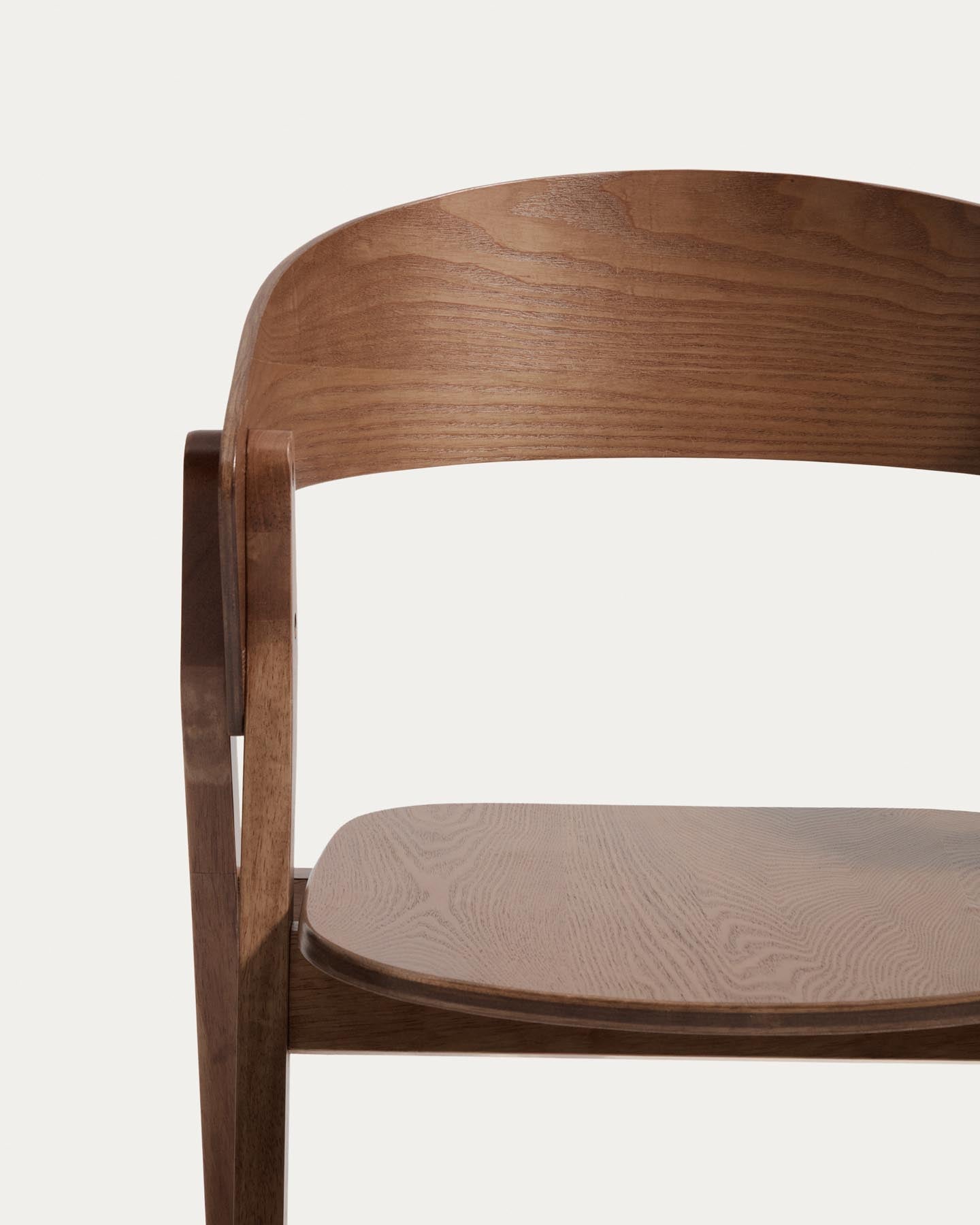 Stuhl Godia aus Eichenfurnier mit Nussbaumfinish in Braun präsentiert im Onlineshop von KAQTU Design AG. Stuhl mit Armlehne ist von Kave Home