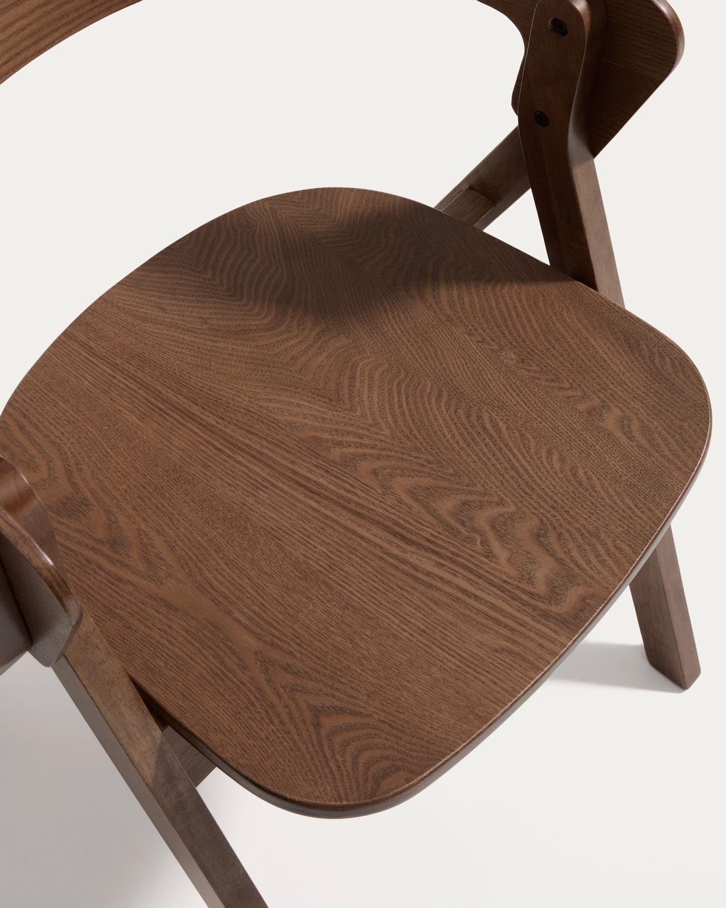 Stuhl Godia aus Eichenfurnier mit Nussbaumfinish in Braun präsentiert im Onlineshop von KAQTU Design AG. Stuhl mit Armlehne ist von Kave Home