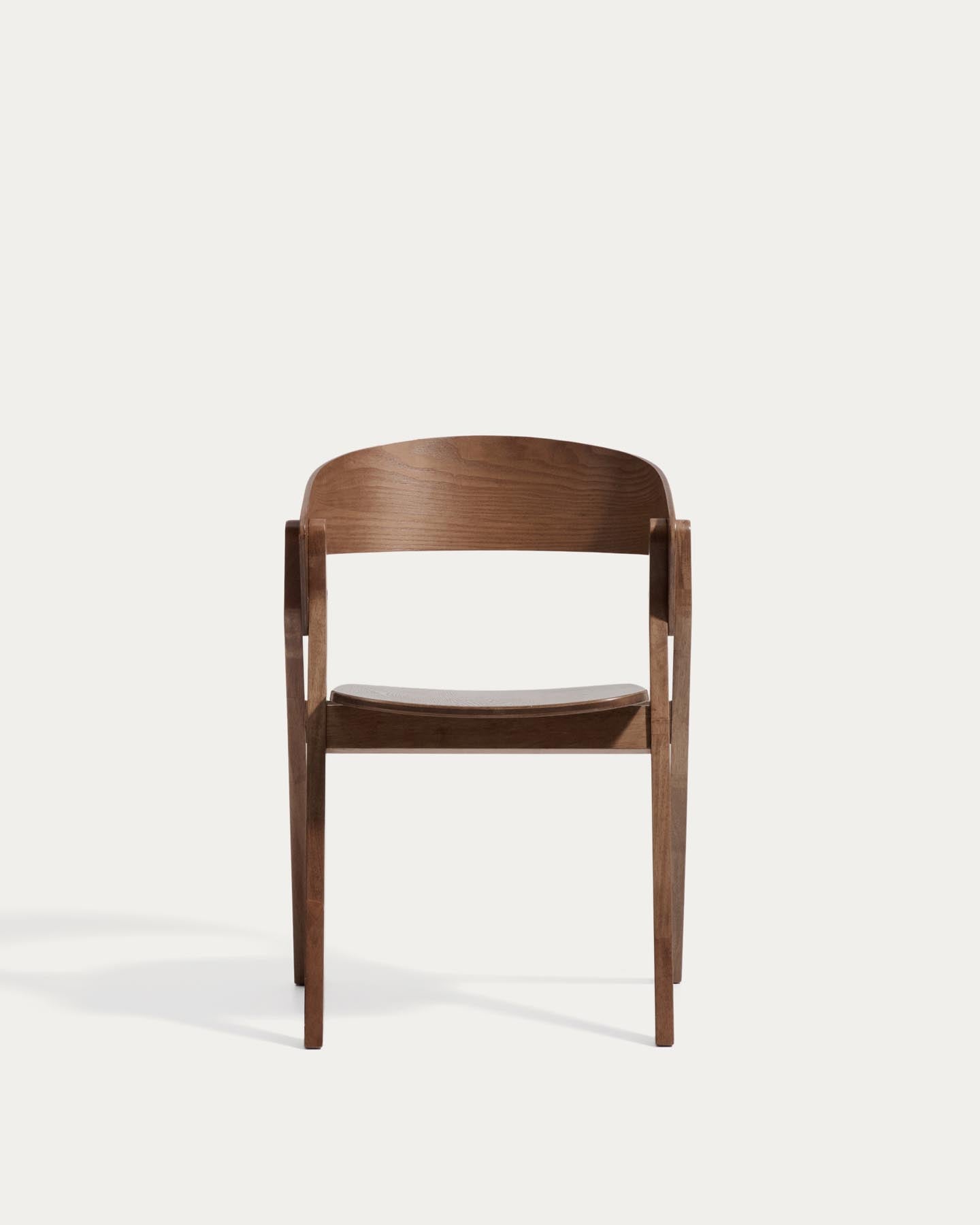 Stuhl Godia aus Eichenfurnier mit Nussbaumfinish in Braun präsentiert im Onlineshop von KAQTU Design AG. Stuhl mit Armlehne ist von Kave Home