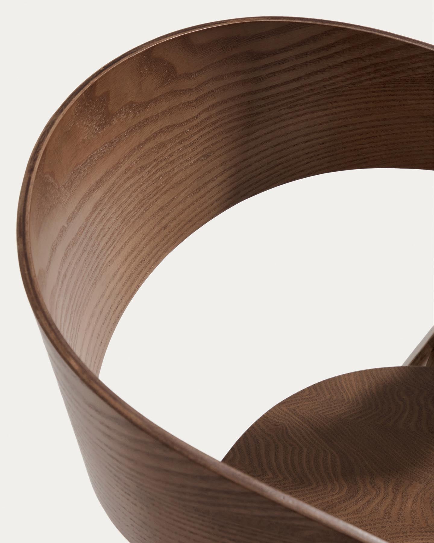 Stuhl Godia aus Eichenfurnier mit Nussbaumfinish in Braun präsentiert im Onlineshop von KAQTU Design AG. Stuhl mit Armlehne ist von Kave Home