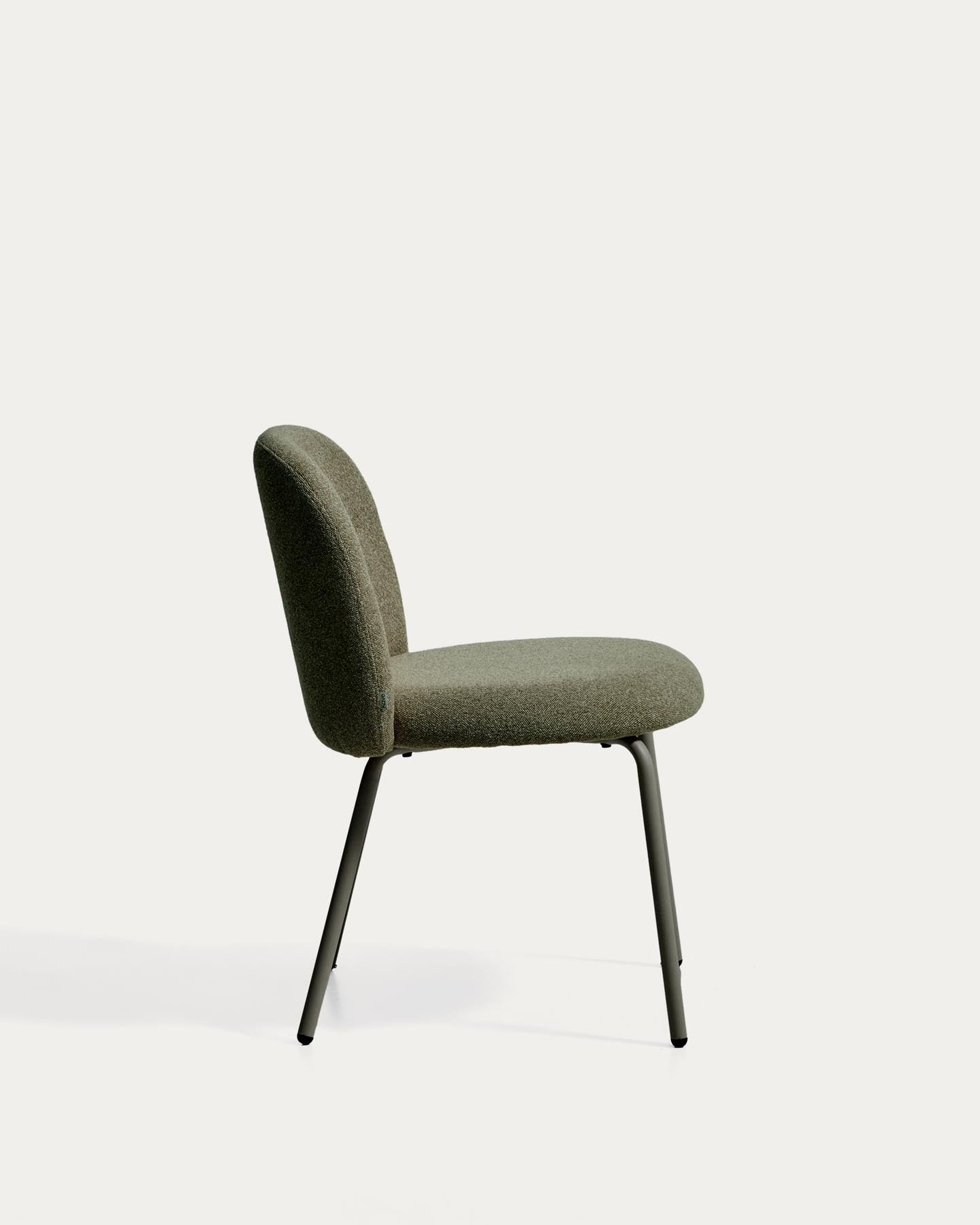 Stuhl Arino mit grüner Chenille und grünen Metallbeinen FSC 100% in Grün präsentiert im Onlineshop von KAQTU Design AG. Stuhl ist von Kave Home