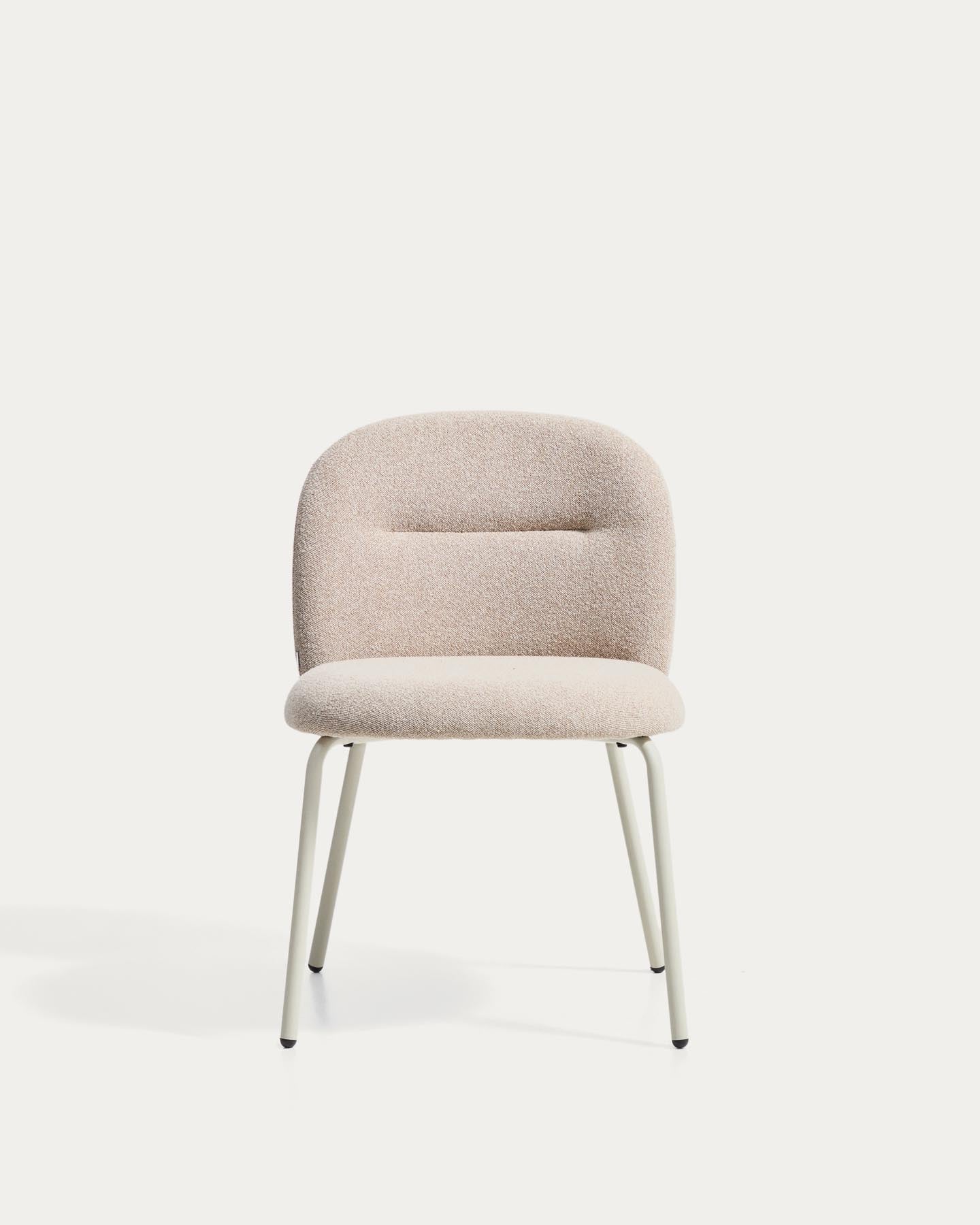Stuhl Arino mit beiger Chenille und beigen Metallbeinen FSC 100% in Beige präsentiert im Onlineshop von KAQTU Design AG. Stuhl ist von Kave Home