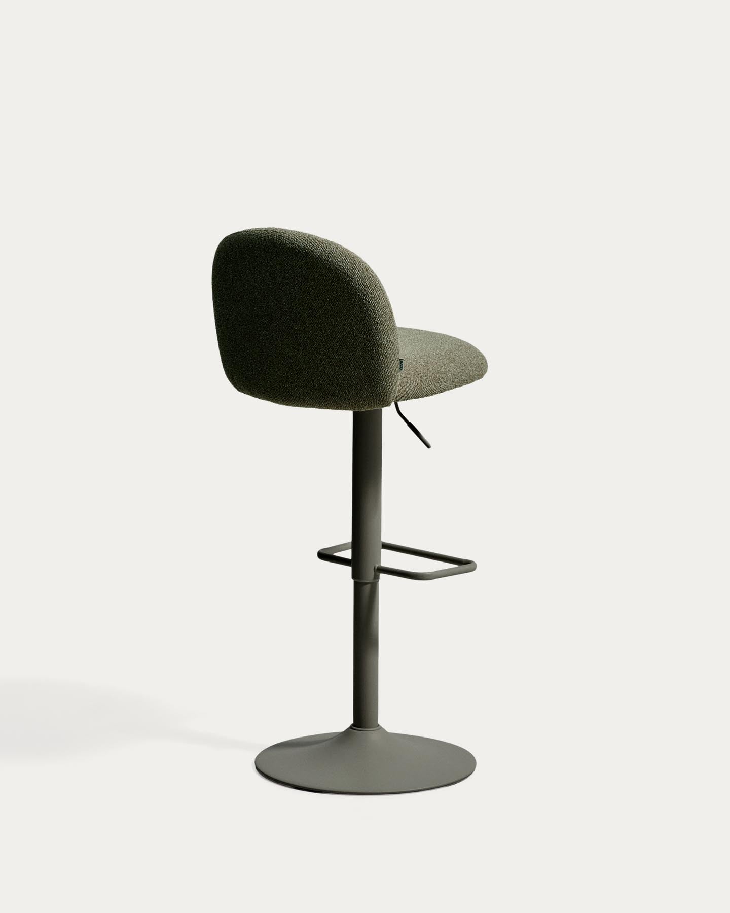 Hocker Arino mit grüner Chenille und grünen Metallbeinen, 65 cm FSC 100% in Grün präsentiert im Onlineshop von KAQTU Design AG. Barhocker ist von Kave Home