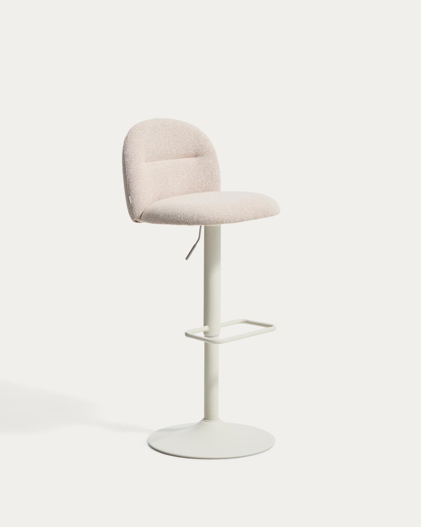 Hocker Arino mit beiger Chenille und beigen Metallbeinen, 65 cm FSC 100% in Beige präsentiert im Onlineshop von KAQTU Design AG. Barhocker ist von Kave Home