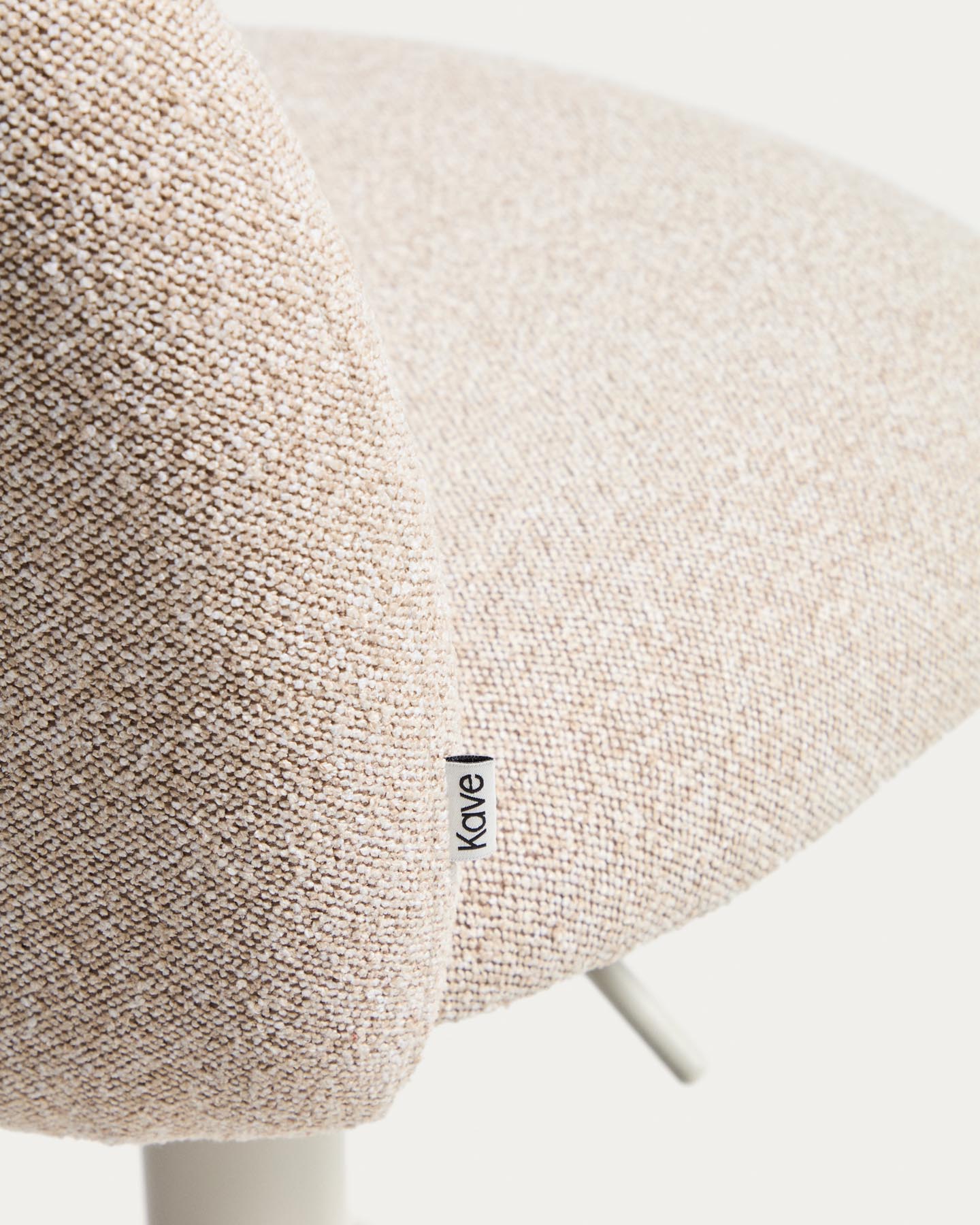 Hocker Arino mit beiger Chenille und beigen Metallbeinen, 65 cm FSC 100% in Beige präsentiert im Onlineshop von KAQTU Design AG. Barhocker ist von Kave Home