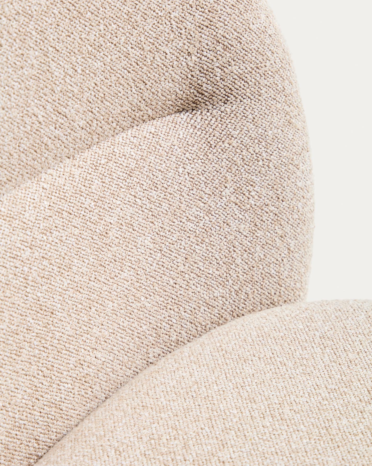 Hocker Arino mit beiger Chenille und beigen Metallbeinen, 65 cm FSC 100% in Beige präsentiert im Onlineshop von KAQTU Design AG. Barhocker ist von Kave Home