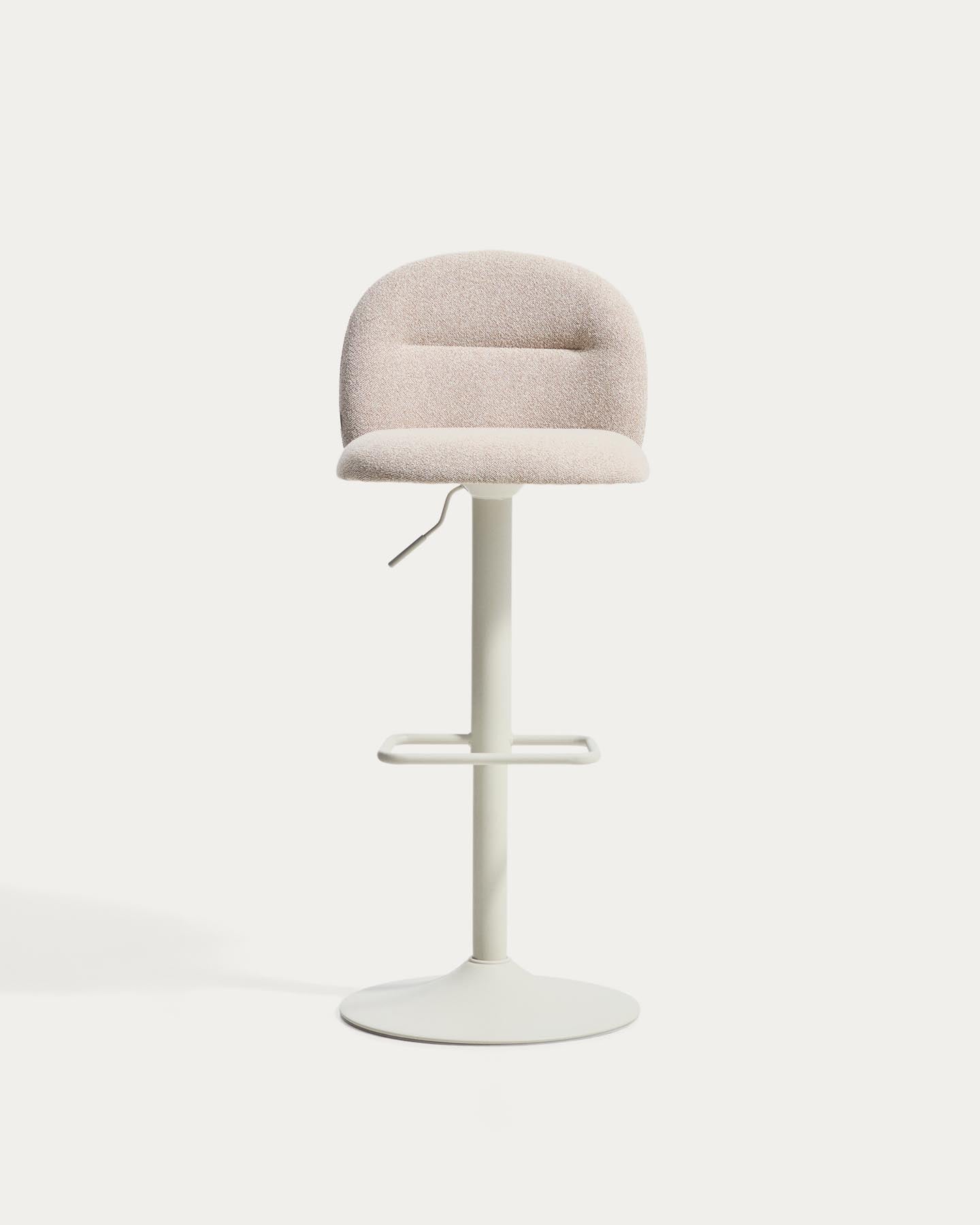 Hocker Arino mit beiger Chenille und beigen Metallbeinen, 65 cm FSC 100% in Beige präsentiert im Onlineshop von KAQTU Design AG. Barhocker ist von Kave Home