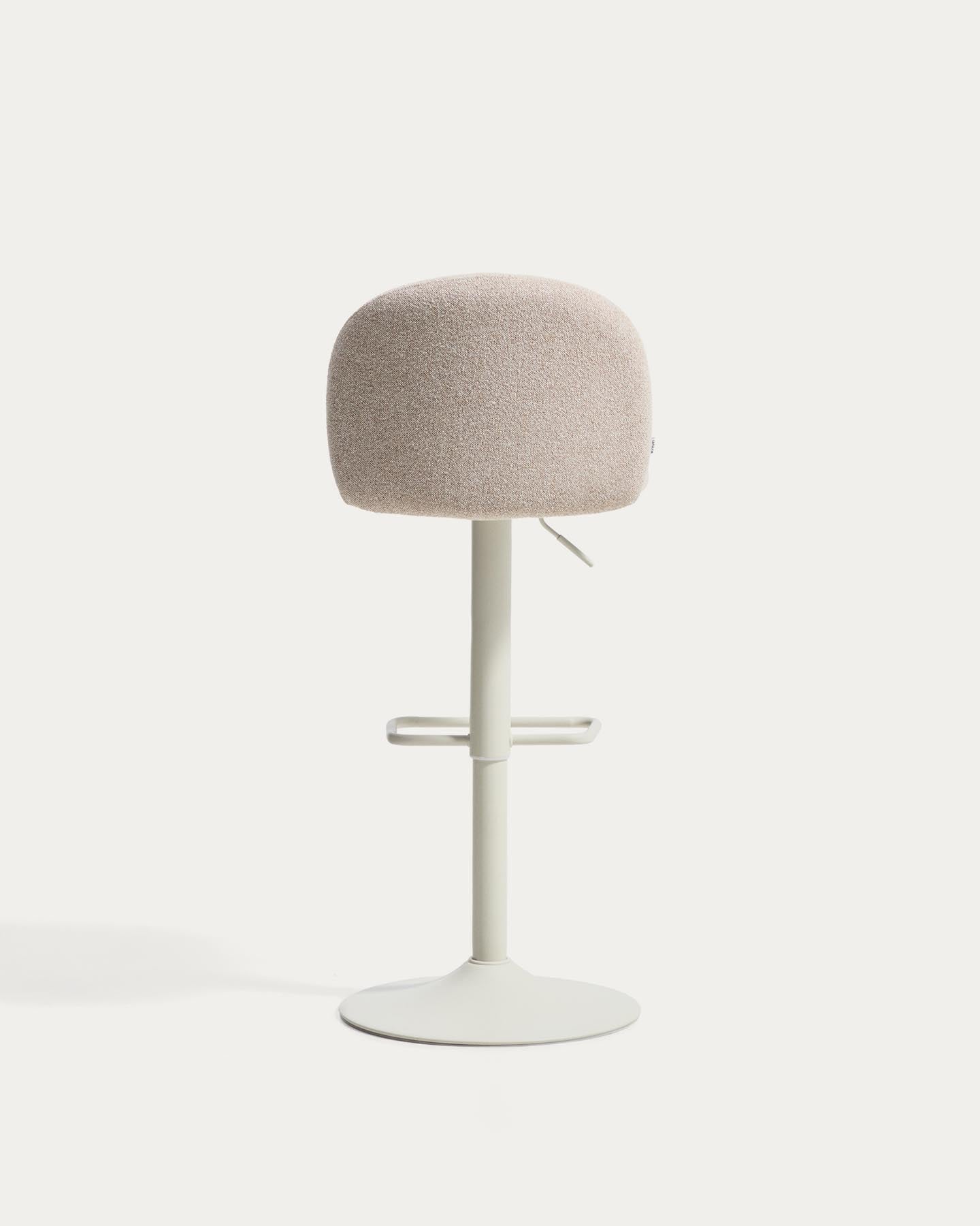 Hocker Arino mit beiger Chenille und beigen Metallbeinen, 65 cm FSC 100% in Beige präsentiert im Onlineshop von KAQTU Design AG. Barhocker ist von Kave Home