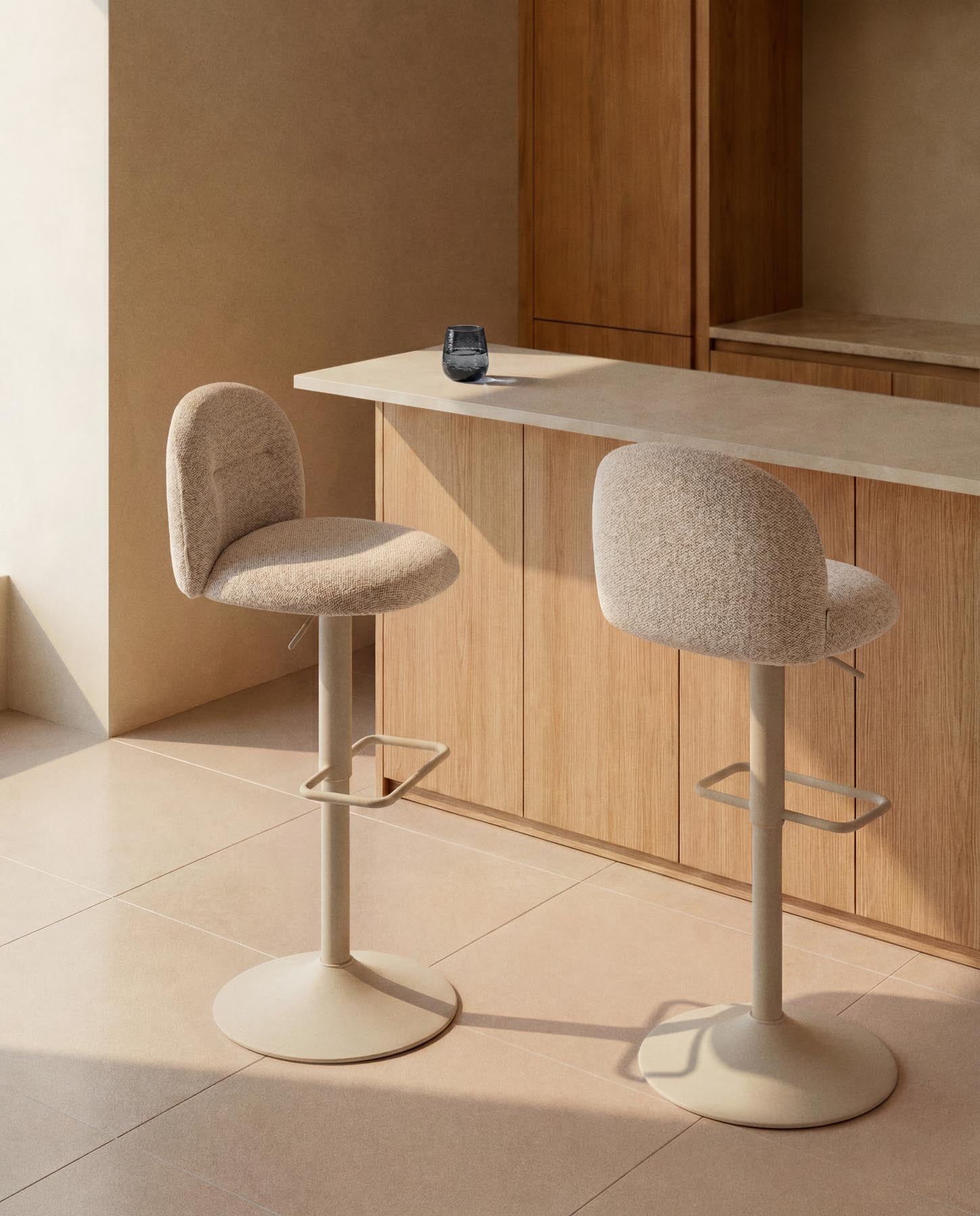 Hocker Arino mit beiger Chenille und beigen Metallbeinen, 65 cm FSC 100% in Beige präsentiert im Onlineshop von KAQTU Design AG. Barhocker ist von Kave Home