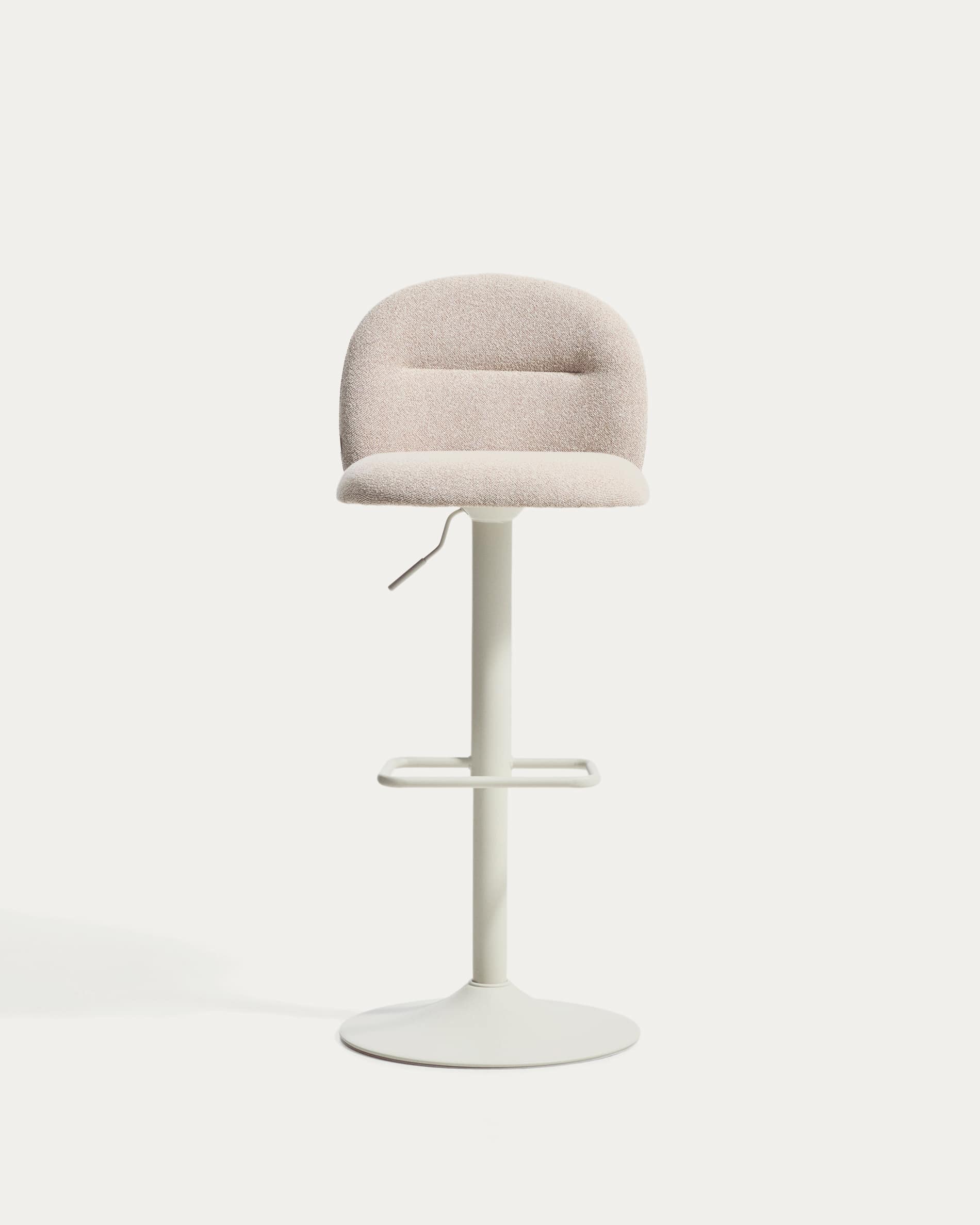 Hocker Arino mit beiger Chenille und beigen Metallbeinen, 65 cm FSC 100% in Beige präsentiert im Onlineshop von KAQTU Design AG. Barhocker ist von Kave Home