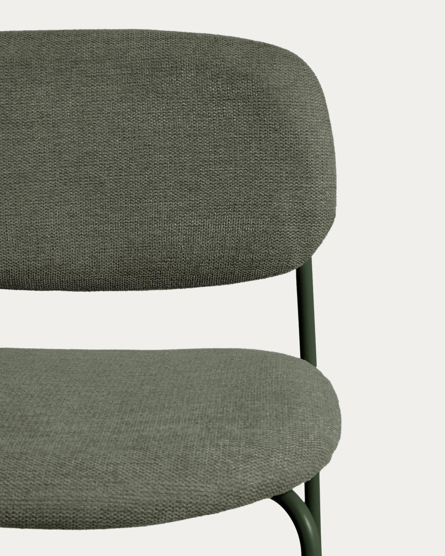 Stapelbarer Hocker Meli mit grüner Chenille und Beinen aus grünem Metall, FSC Mix Credit, 65 cm in Grün präsentiert im Onlineshop von KAQTU Design AG. Barhocker ist von Kave Home