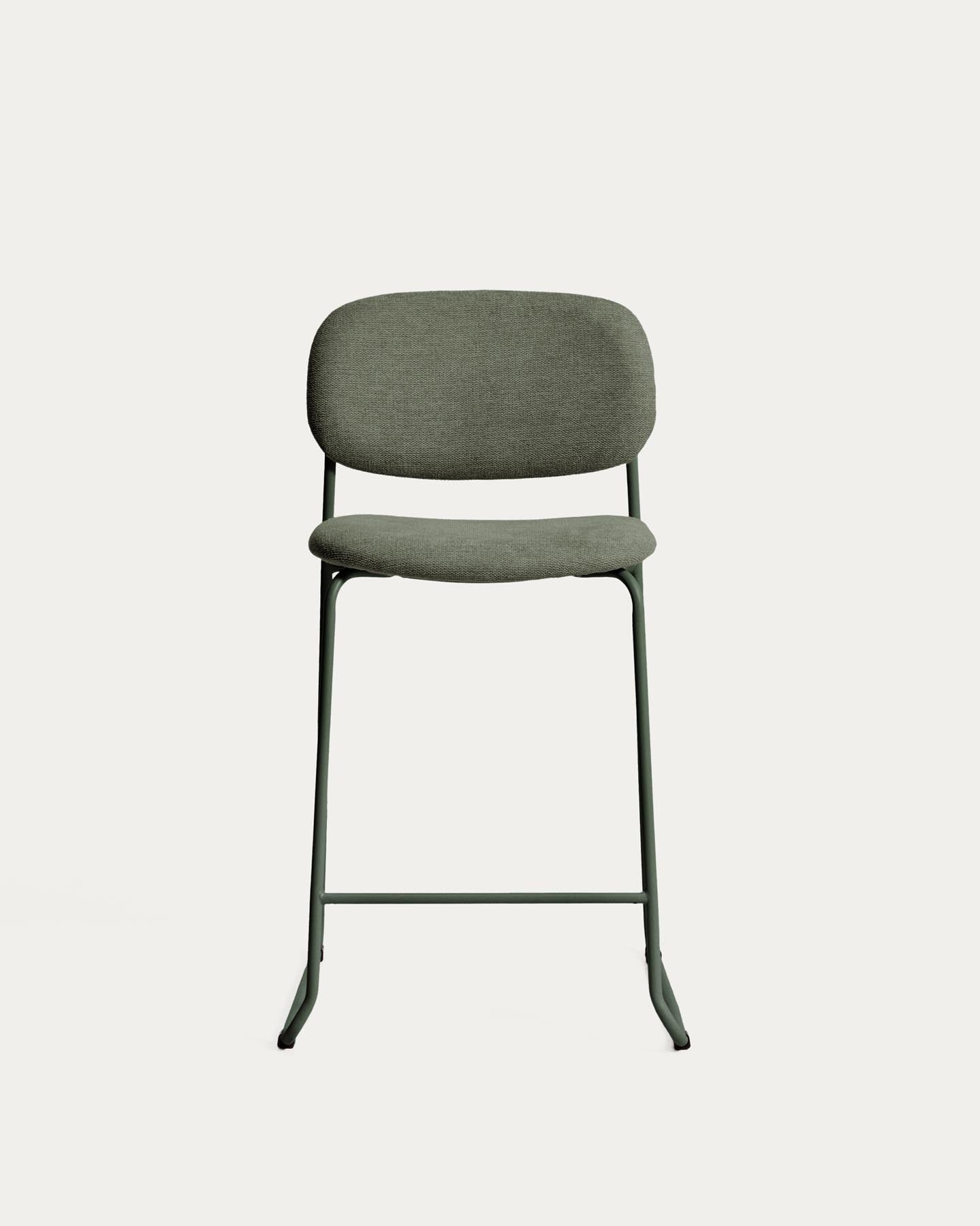 Stapelbarer Hocker Meli mit grüner Chenille und Beinen aus grünem Metall, FSC Mix Credit, 65 cm in Grün präsentiert im Onlineshop von KAQTU Design AG. Barhocker ist von Kave Home