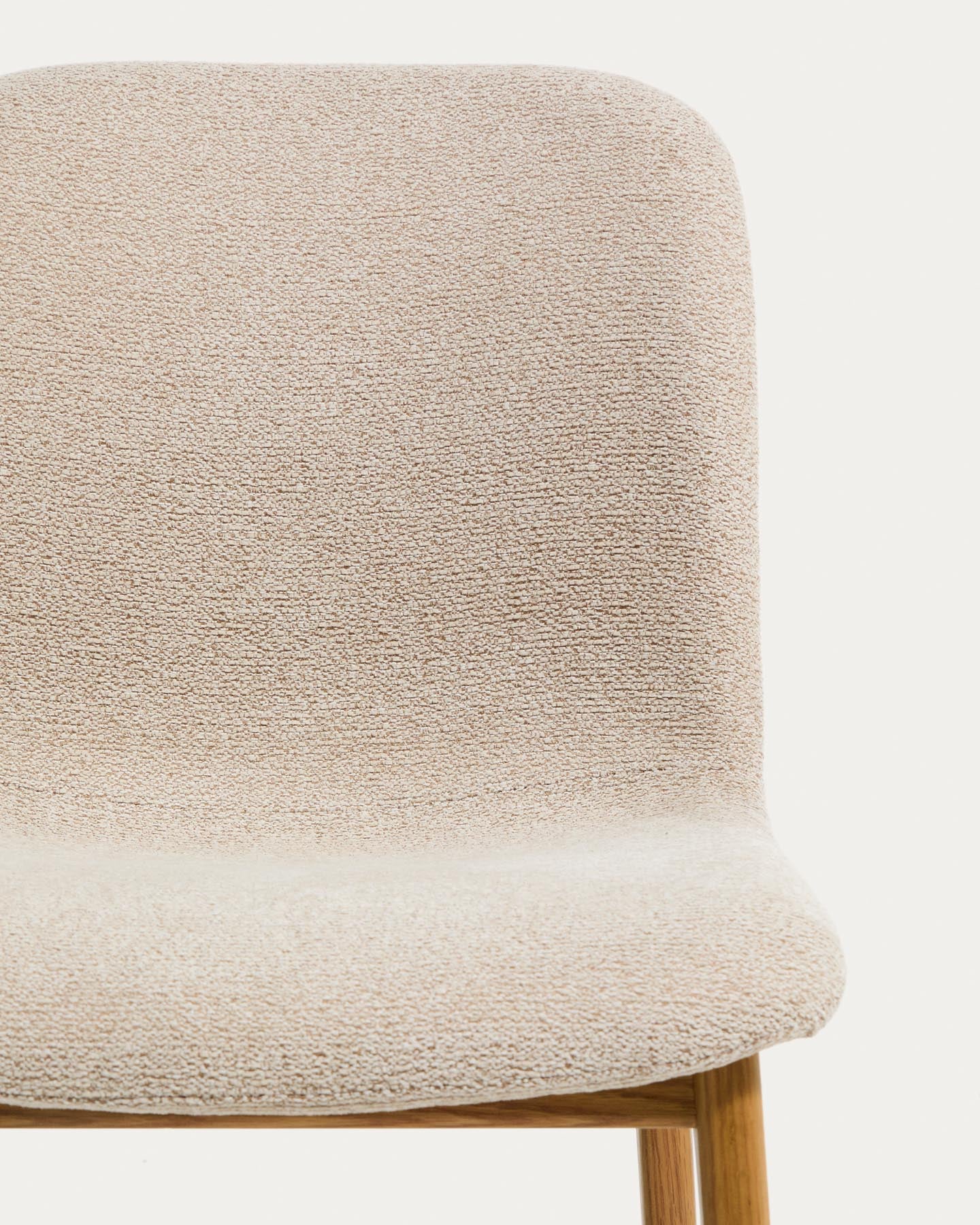 Stuhl Elnor aus beiger Chenille und Beinen aus massivem Eichenholz mit Finish in natürlichem Farbton in Beige präsentiert im Onlineshop von KAQTU Design AG. Stuhl ist von Kave Home
