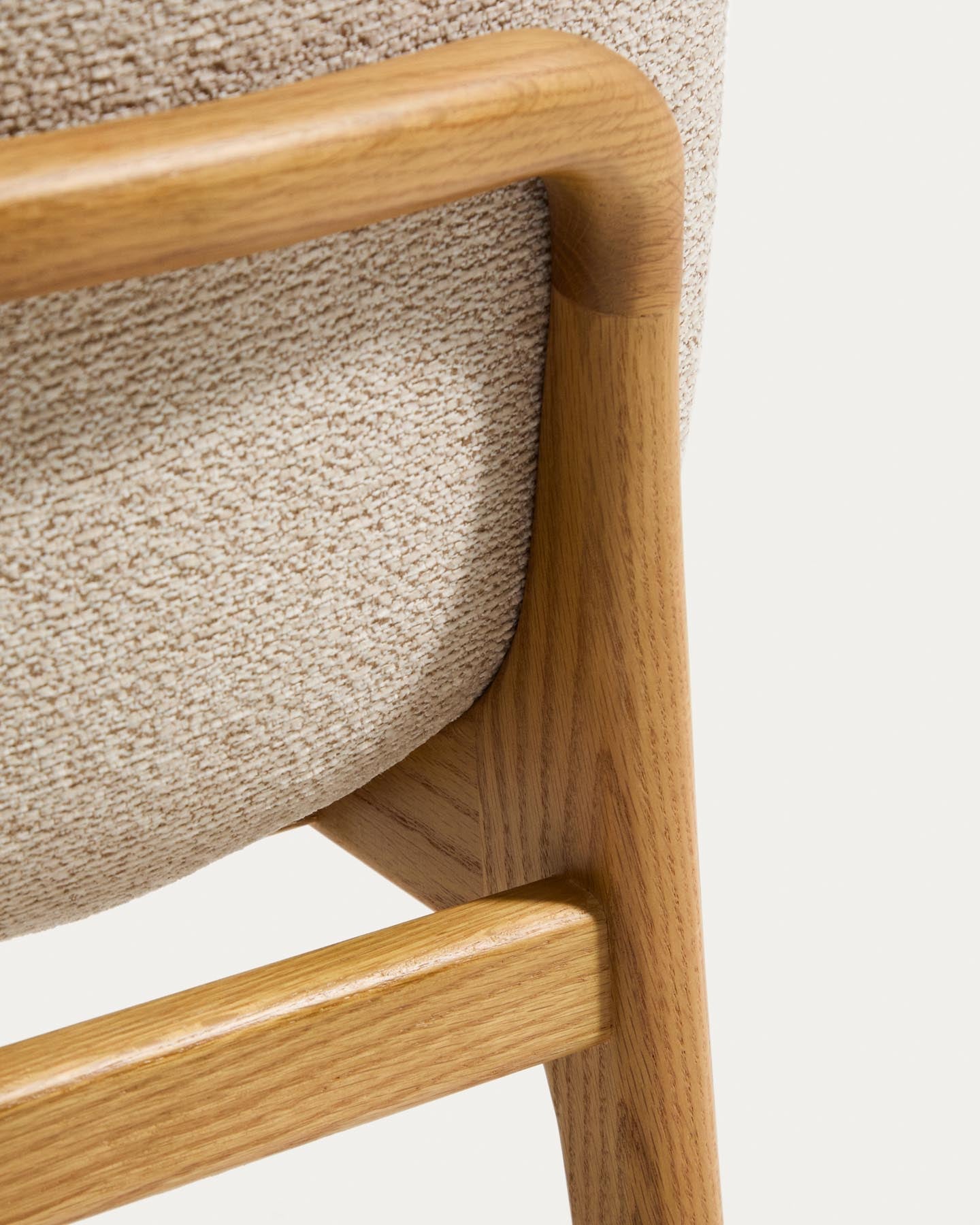 Stuhl Elnor aus beiger Chenille und Beinen aus massivem Eichenholz mit Finish in natürlichem Farbton in Beige präsentiert im Onlineshop von KAQTU Design AG. Stuhl ist von Kave Home