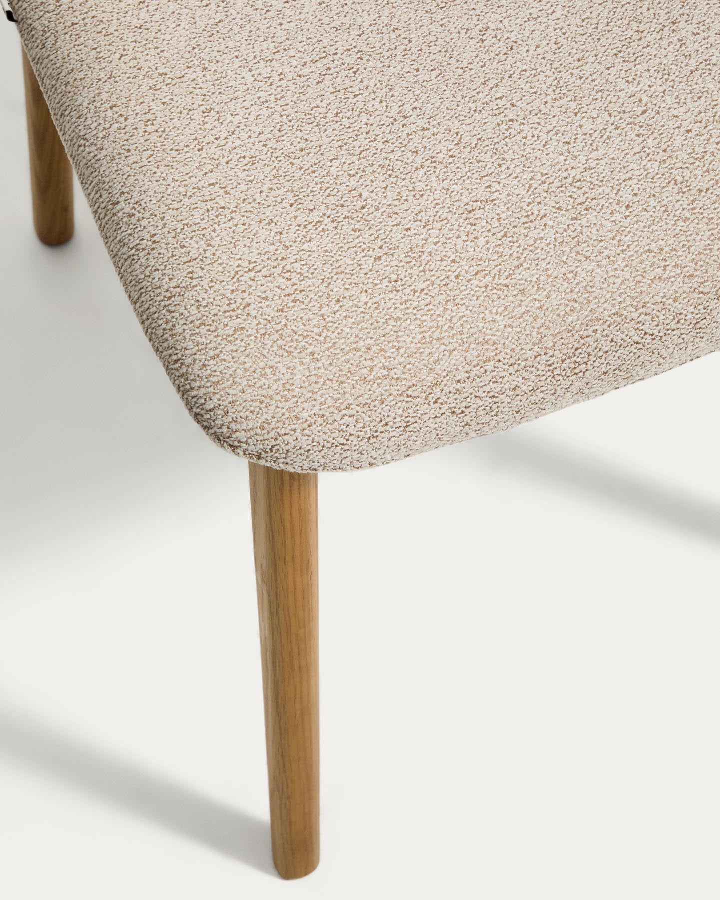 Stuhl Elnor aus beiger Chenille und Beinen aus massivem Eichenholz mit Finish in natürlichem Farbton in Beige präsentiert im Onlineshop von KAQTU Design AG. Stuhl ist von Kave Home