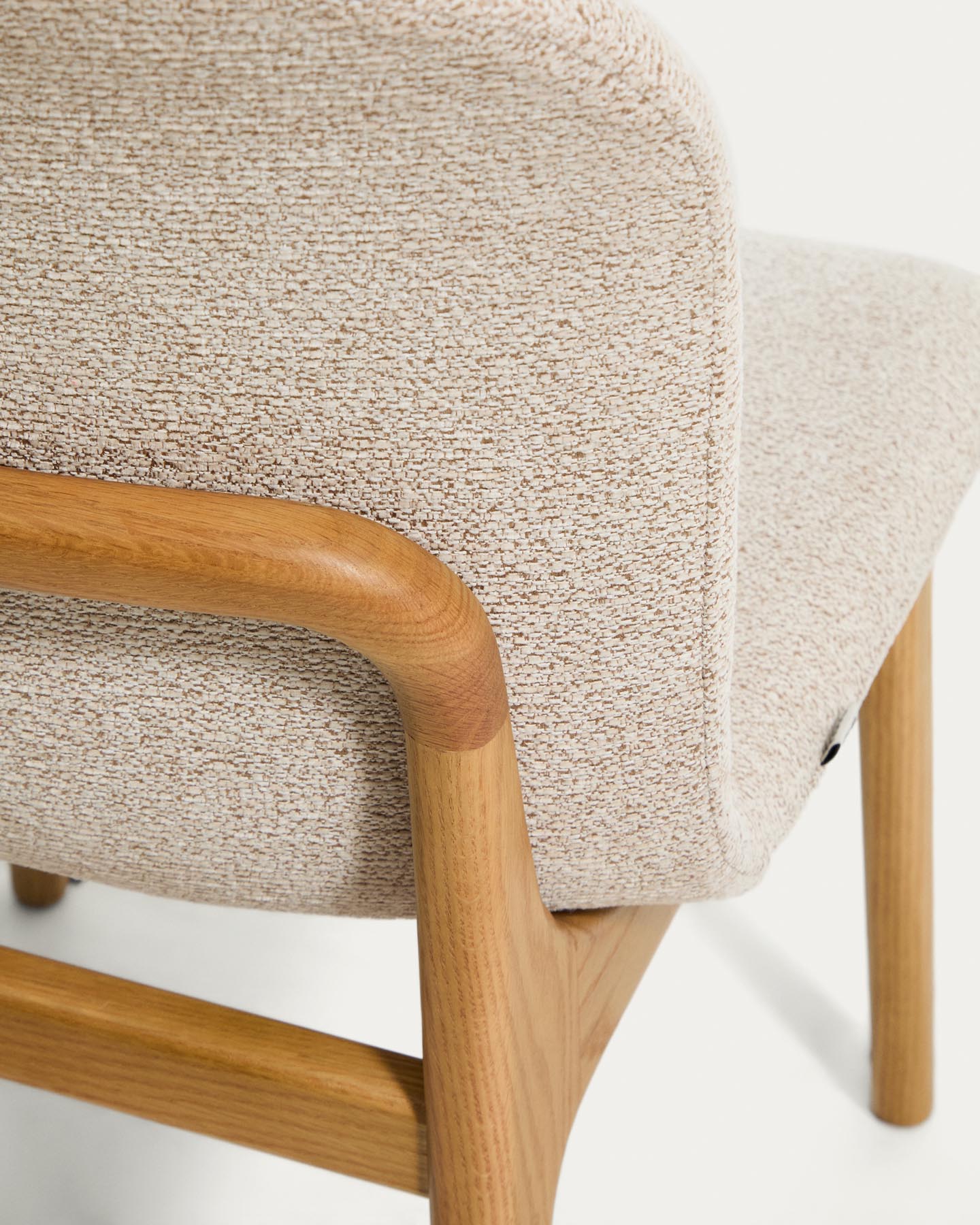 Stuhl Elnor aus beiger Chenille und Beinen aus massivem Eichenholz mit Finish in natürlichem Farbton in Beige präsentiert im Onlineshop von KAQTU Design AG. Stuhl ist von Kave Home