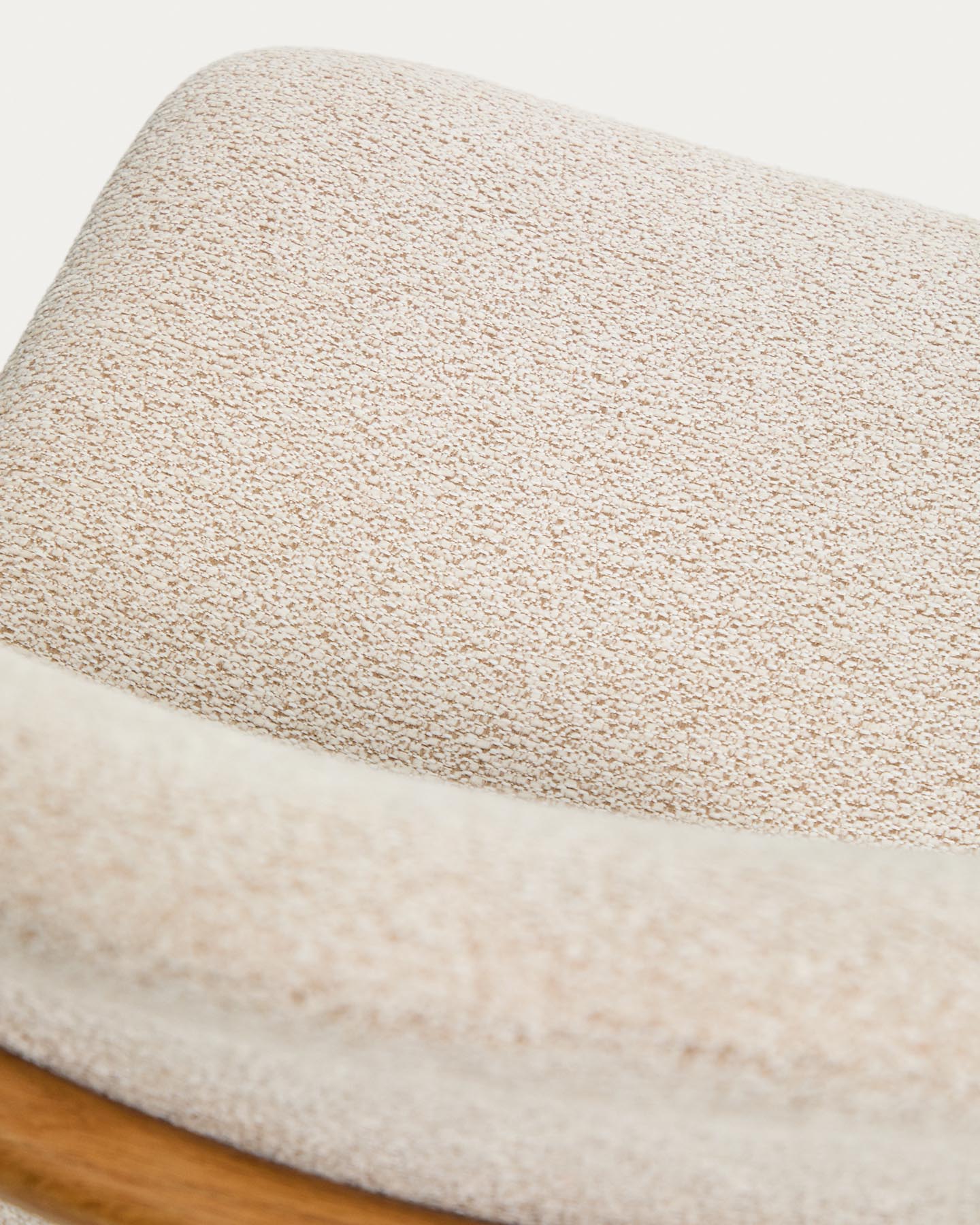 Stuhl Elnor aus beiger Chenille und Beinen aus massivem Eichenholz mit Finish in natürlichem Farbton in Beige präsentiert im Onlineshop von KAQTU Design AG. Stuhl ist von Kave Home