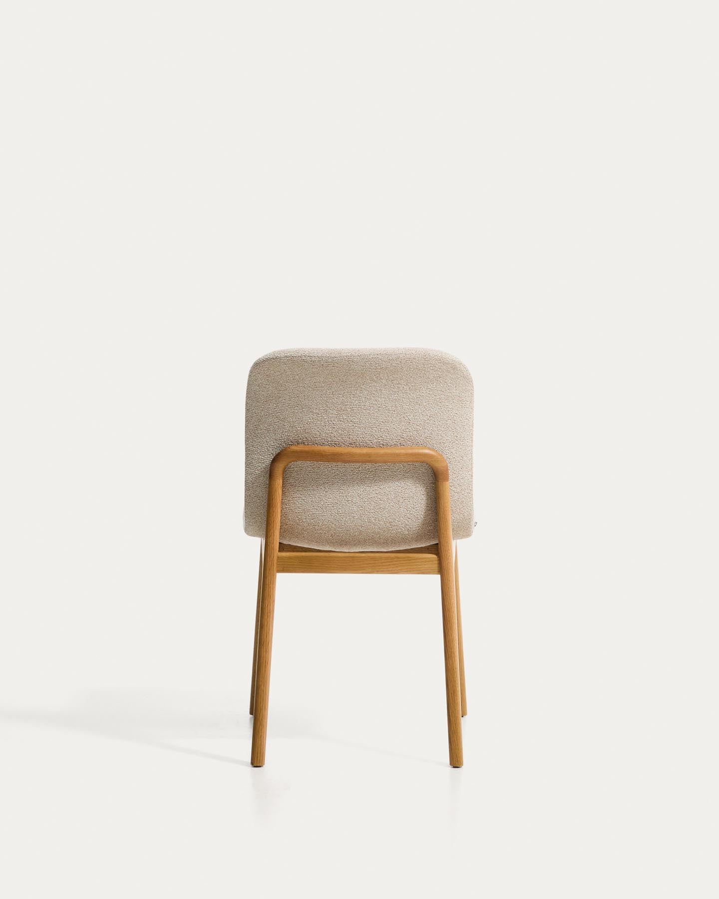 Stuhl Elnor aus beiger Chenille und Beinen aus massivem Eichenholz mit Finish in natürlichem Farbton in Beige präsentiert im Onlineshop von KAQTU Design AG. Stuhl ist von Kave Home