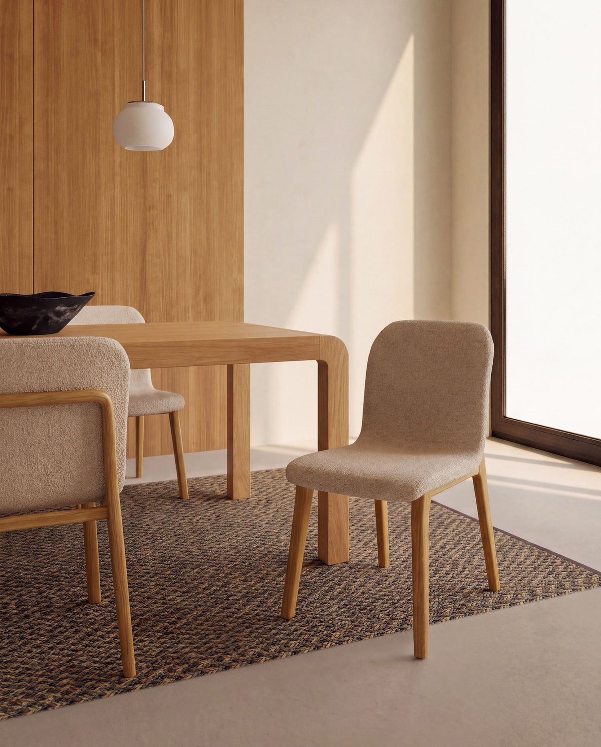Stuhl Elnor aus beiger Chenille und Beinen aus massivem Eichenholz mit Finish in natürlichem Farbton in Beige präsentiert im Onlineshop von KAQTU Design AG. Stuhl ist von Kave Home