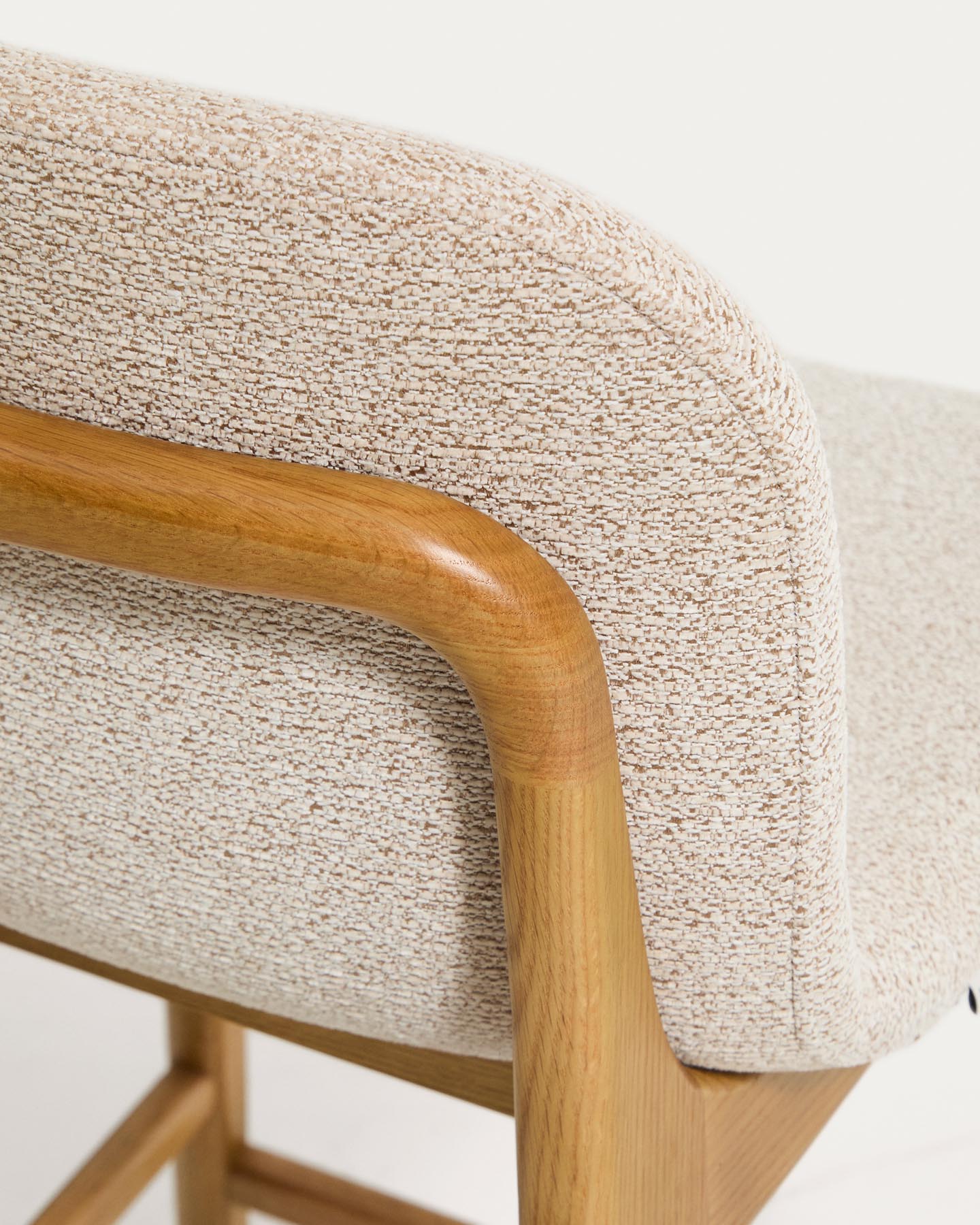Hocker Elnor aus beiger Chenille und Beinen aus massivem Eichenholz mit Finish in natürlichem Farbton 65 cm in Beige präsentiert im Onlineshop von KAQTU Design AG. Barhocker ist von Kave Home