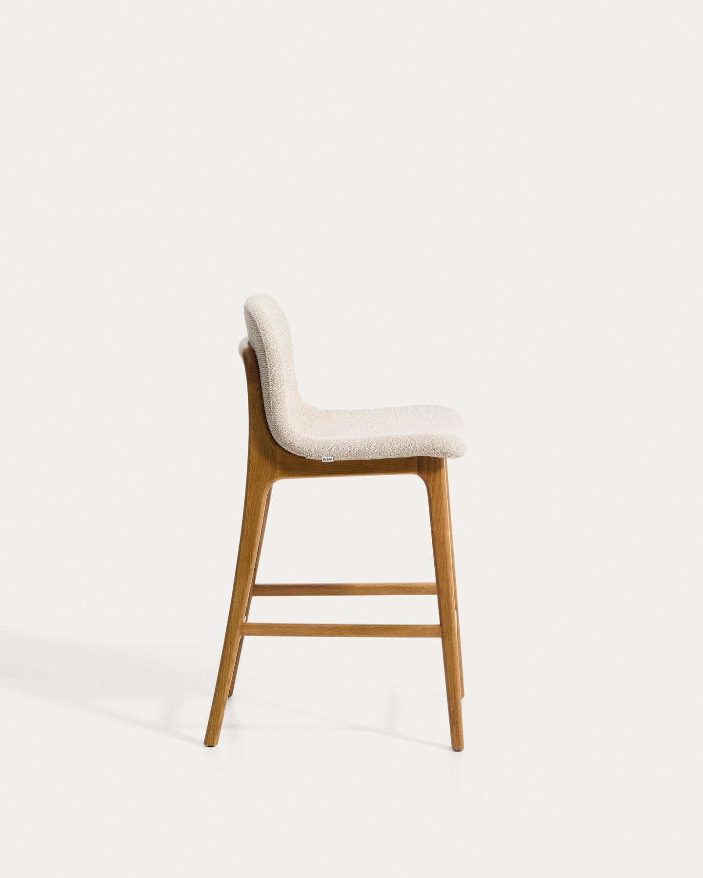 Hocker Elnor aus beiger Chenille und Beinen aus massivem Eichenholz mit Finish in natürlichem Farbton 65 cm in Beige präsentiert im Onlineshop von KAQTU Design AG. Barhocker ist von Kave Home