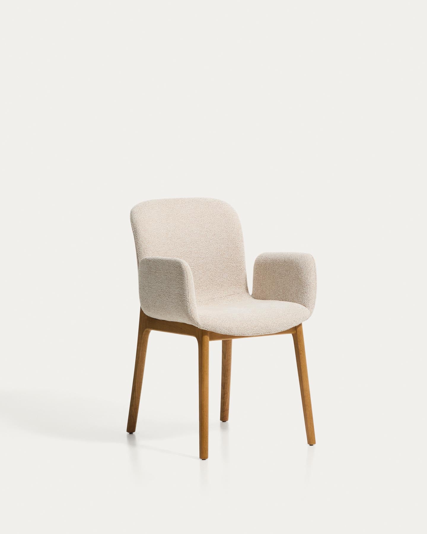 Stuhl Elnor mit Armlehnen aus beiger Chenille und Beinen aus massivem Eichenholz mit Finish in natürlichem Farbton in Beige präsentiert im Onlineshop von KAQTU Design AG. Stuhl ist von Kave Home