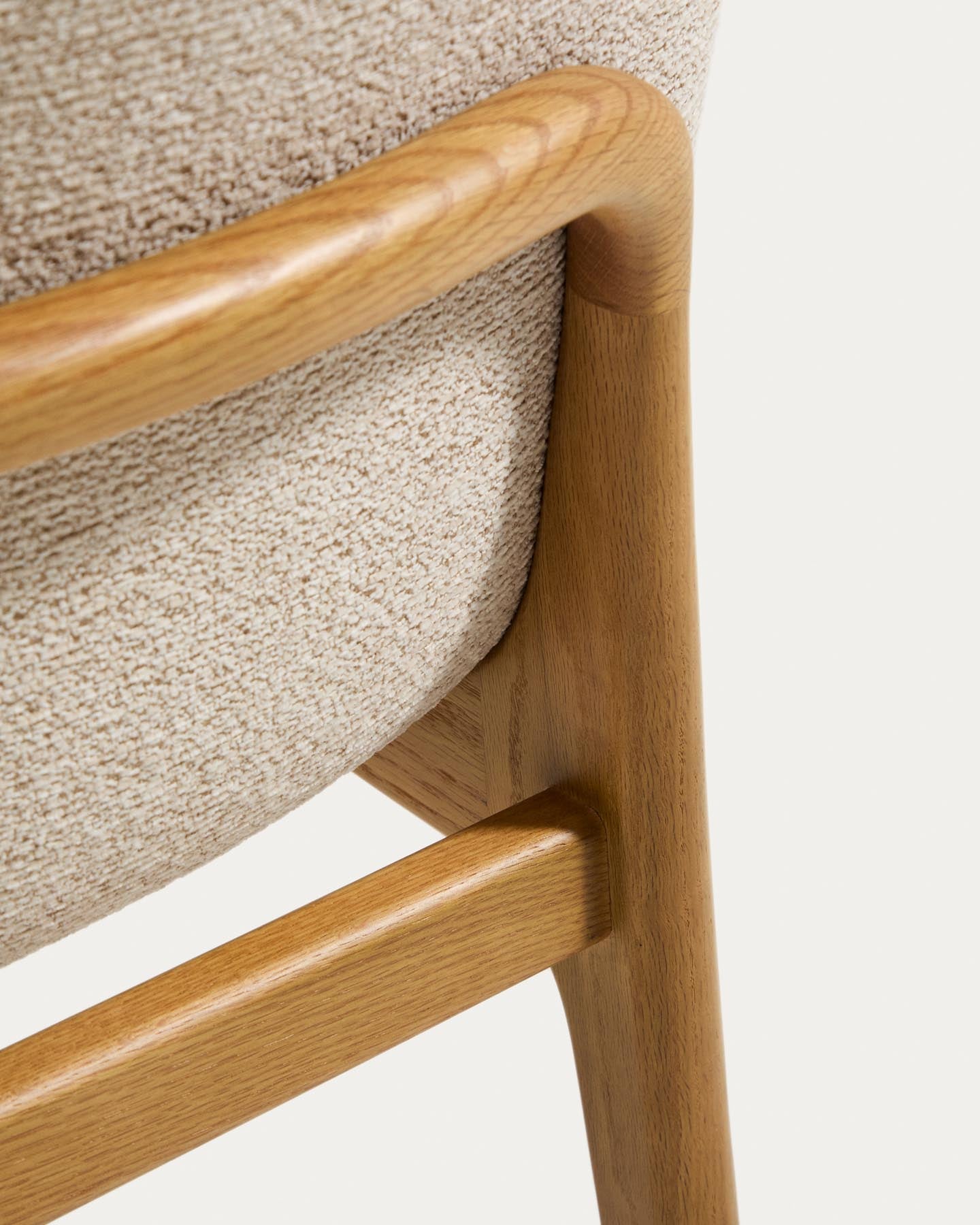 Stuhl Elnor mit Armlehnen aus beiger Chenille und Beinen aus massivem Eichenholz mit Finish in natürlichem Farbton in Beige präsentiert im Onlineshop von KAQTU Design AG. Stuhl ist von Kave Home
