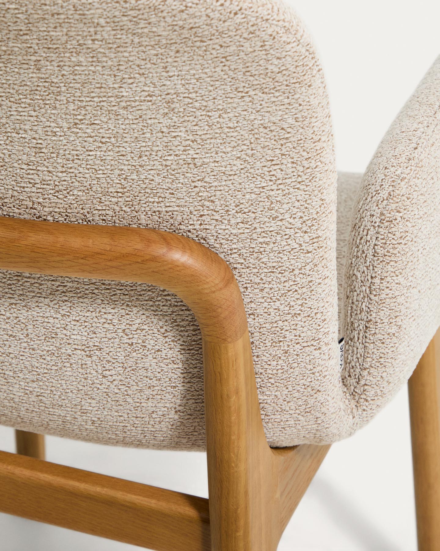 Stuhl Elnor mit Armlehnen aus beiger Chenille und Beinen aus massivem Eichenholz mit Finish in natürlichem Farbton in Beige präsentiert im Onlineshop von KAQTU Design AG. Stuhl ist von Kave Home
