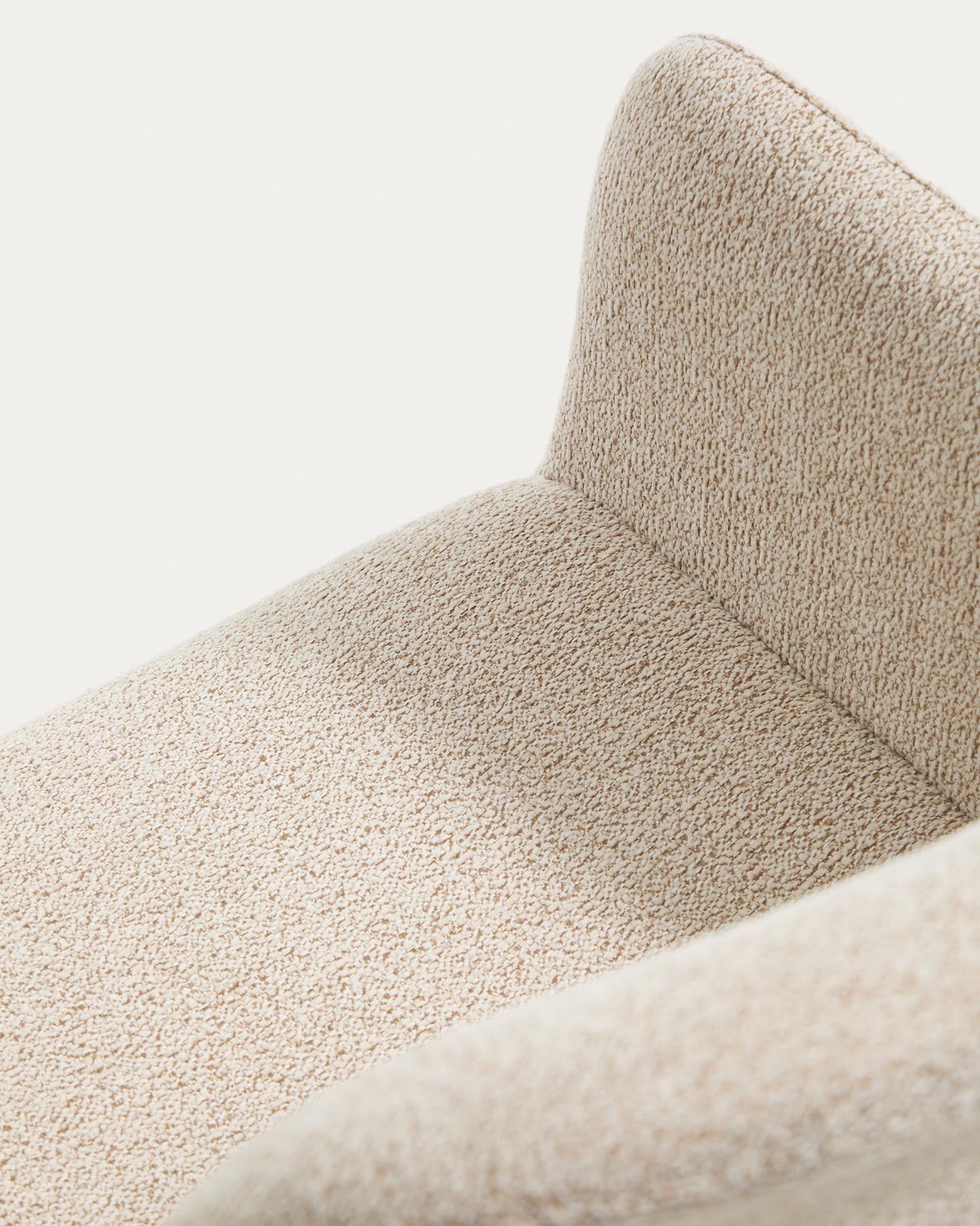 Stuhl Elnor mit Armlehnen aus beiger Chenille und Beinen aus massivem Eichenholz mit Finish in natürlichem Farbton in Beige präsentiert im Onlineshop von KAQTU Design AG. Stuhl ist von Kave Home