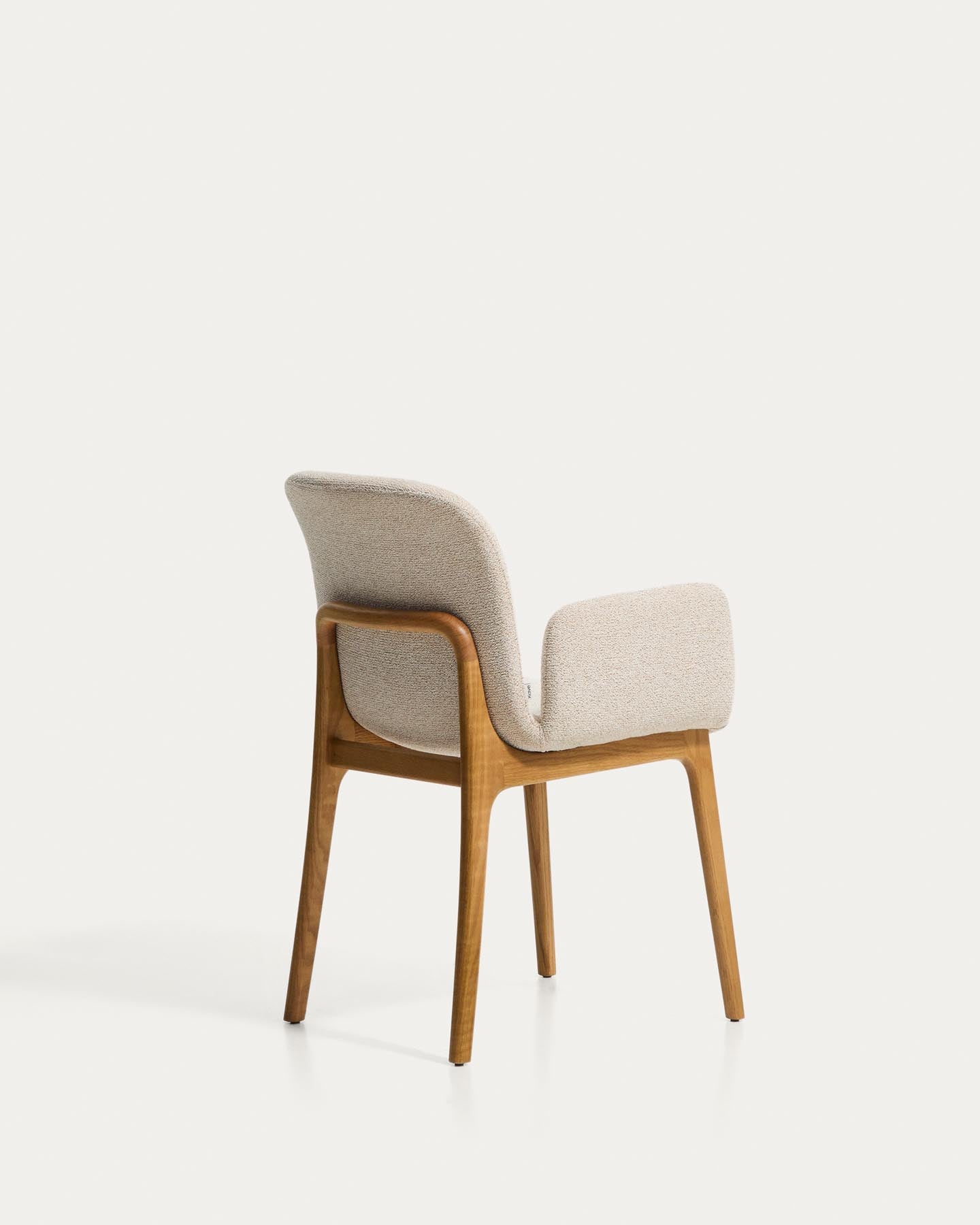 Stuhl Elnor mit Armlehnen aus beiger Chenille und Beinen aus massivem Eichenholz mit Finish in natürlichem Farbton in Beige präsentiert im Onlineshop von KAQTU Design AG. Stuhl ist von Kave Home