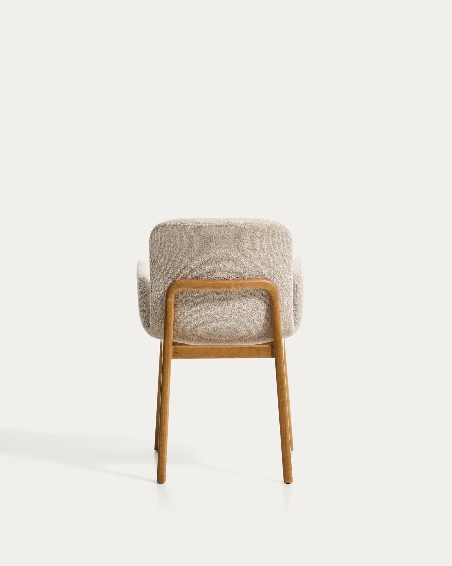 Stuhl Elnor mit Armlehnen aus beiger Chenille und Beinen aus massivem Eichenholz mit Finish in natürlichem Farbton in Beige präsentiert im Onlineshop von KAQTU Design AG. Stuhl ist von Kave Home