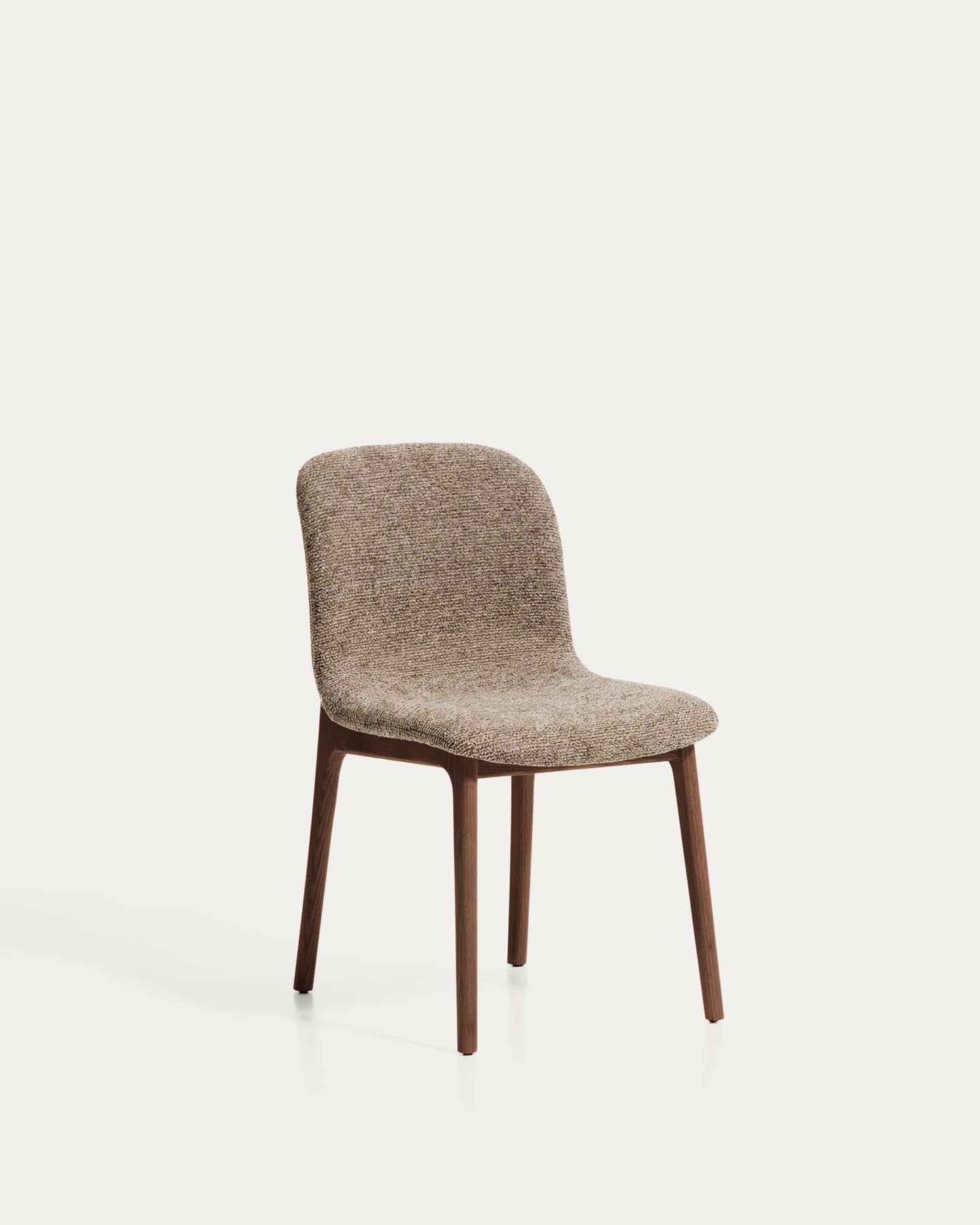 Stuhl Elnor aus brauner Chenille und Beinen aus massivem Eichenholz mit Nussbaum-Finish in Braun präsentiert im Onlineshop von KAQTU Design AG. Stuhl ist von Kave Home