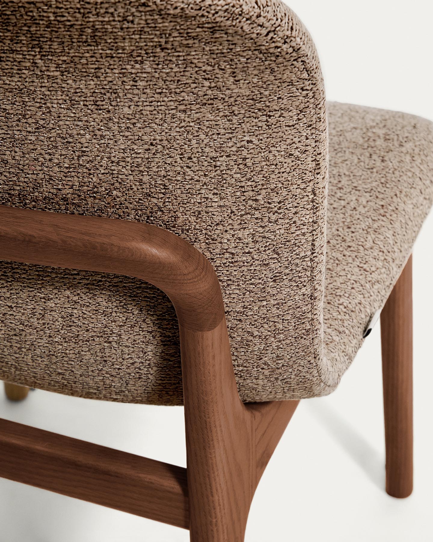 Stuhl Elnor aus brauner Chenille und Beinen aus massivem Eichenholz mit Nussbaum-Finish in Braun präsentiert im Onlineshop von KAQTU Design AG. Stuhl ist von Kave Home