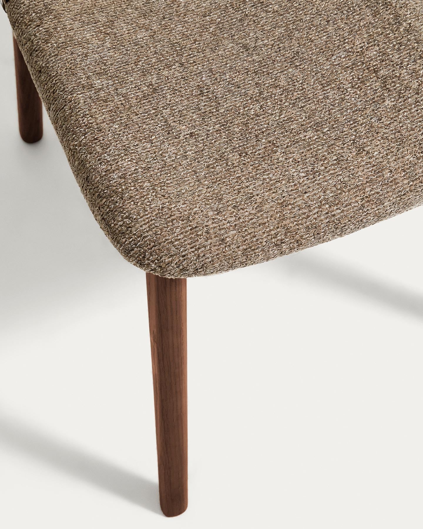 Stuhl Elnor aus brauner Chenille und Beinen aus massivem Eichenholz mit Nussbaum-Finish in Braun präsentiert im Onlineshop von KAQTU Design AG. Stuhl ist von Kave Home